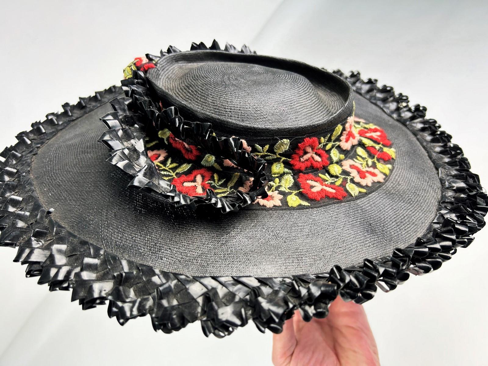 Cappello di paglia nero, lucido e ricamato - Francia CIRCA 1950 in vendita 5
