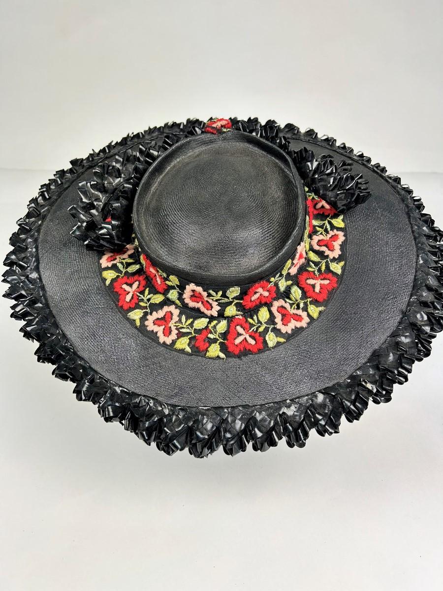 Cappello di paglia nero, lucido e ricamato - Francia CIRCA 1950 In condizioni buone in vendita a Toulon, FR