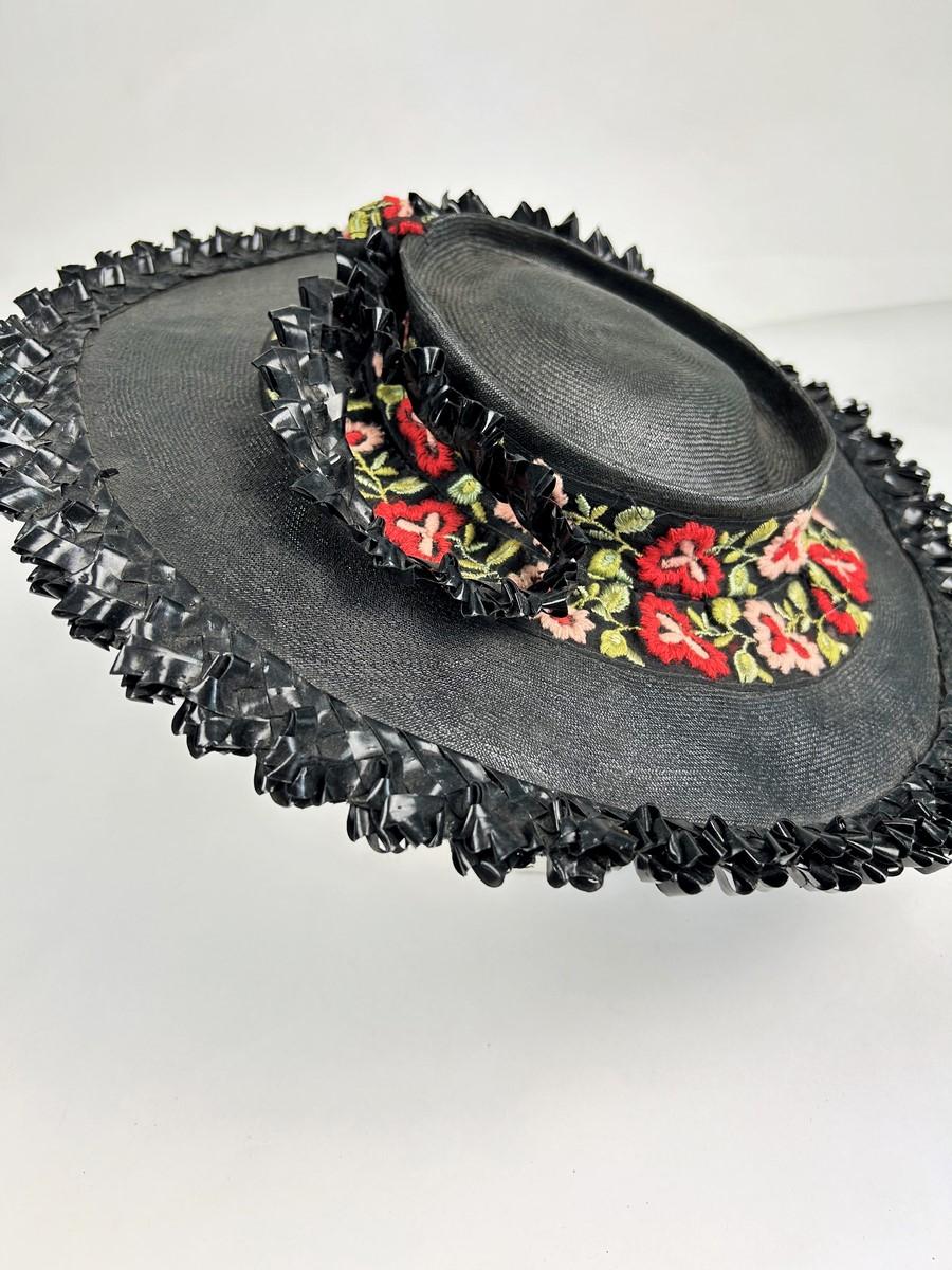 Cappello di paglia nero, lucido e ricamato - Francia CIRCA 1950 in vendita 1