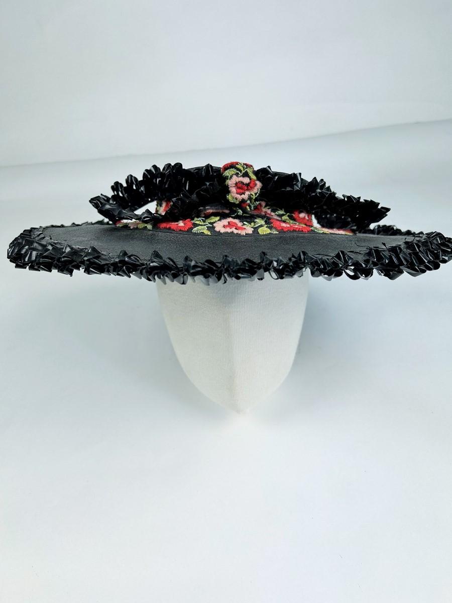 Cappello di paglia nero, lucido e ricamato - Francia CIRCA 1950 in vendita 3