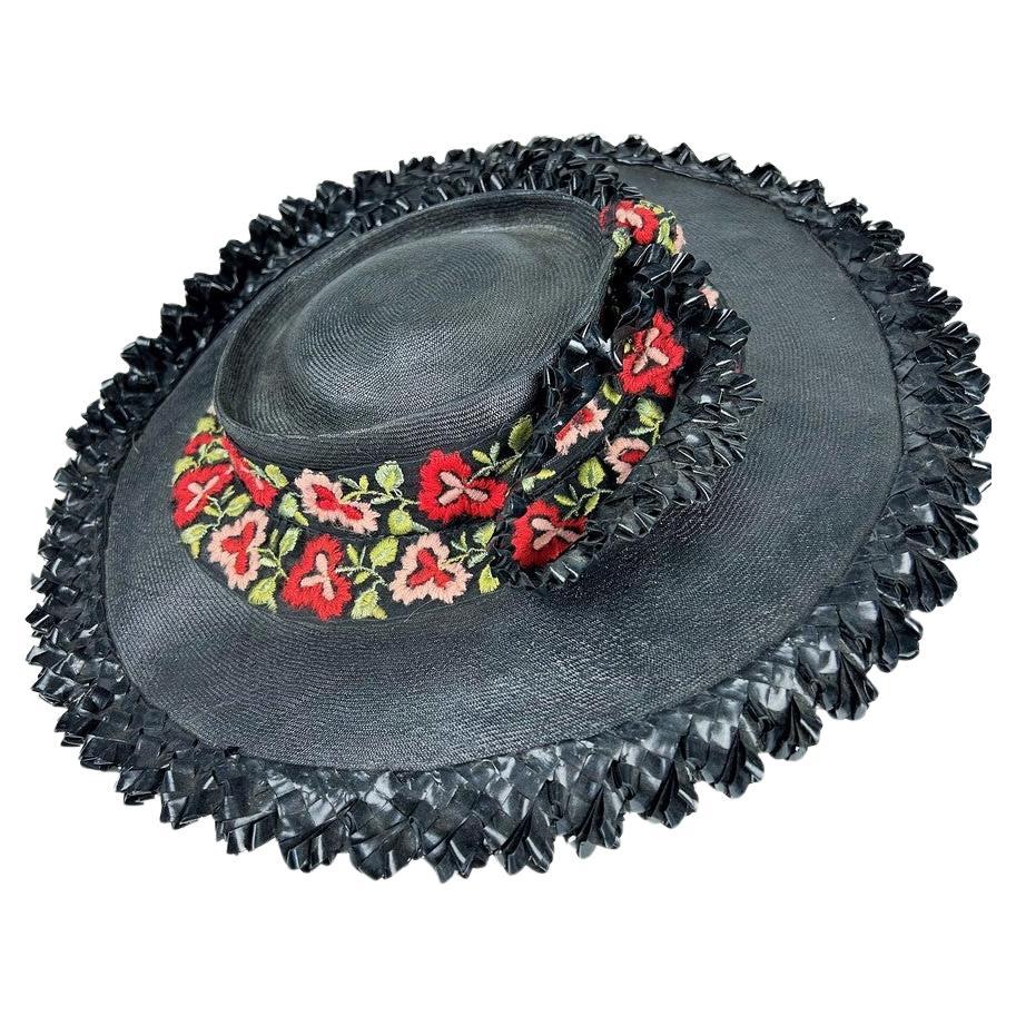 Cappello di paglia nero, lucido e ricamato - Francia CIRCA 1950