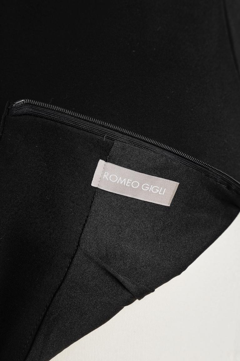 Jupe crayon en jersey stretch noir avec œillets métalliques Roméo Gigli  en vente 1