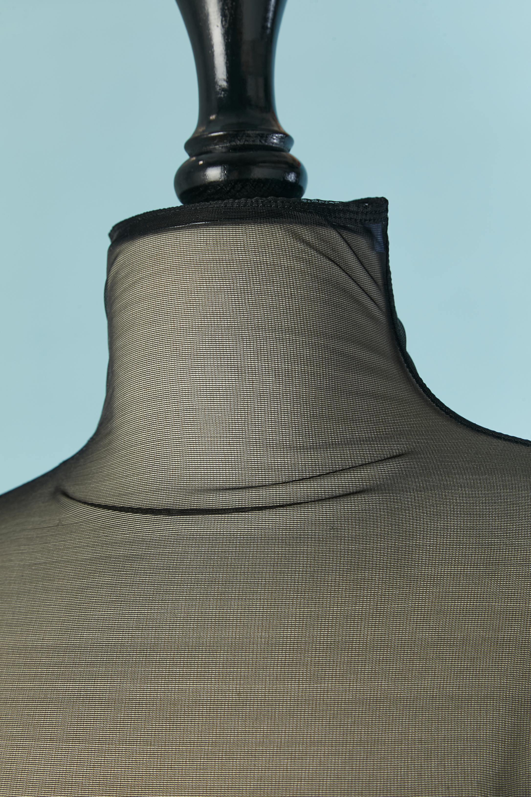 Vestido negro de tul elástico y neopreno. Deshuesado . Cierre de cremallera en la parte central de la espalda con tirador de cremallera de la marca y corchete en el borde superior. PROTOTIPO
TALLA XXS 