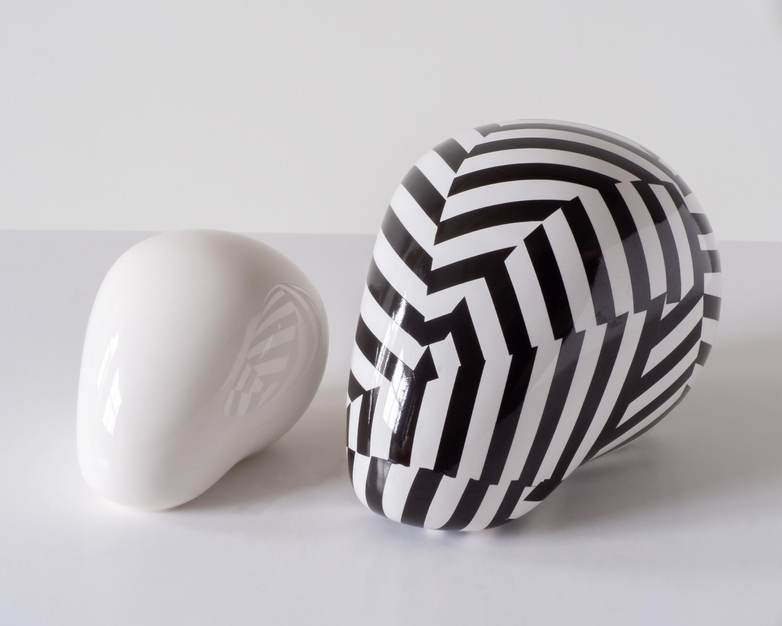 Black Stripe Skull – Porcelain Sculpture by Andréason & Leibel, Contemporary For Sale 5