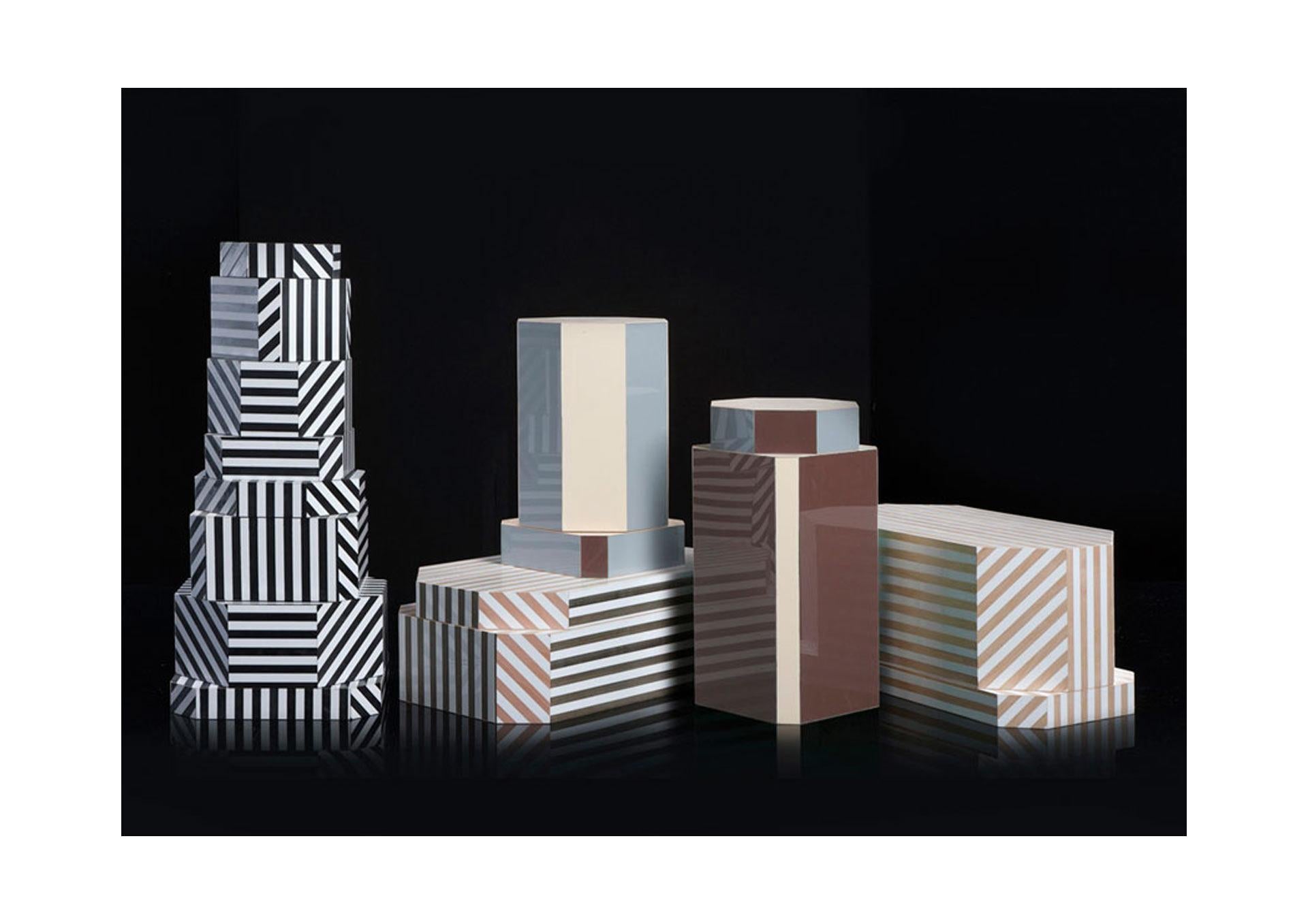Boîtes Ziggurat à rayures noires par Oeuffice Neuf - En vente à Geneve, CH