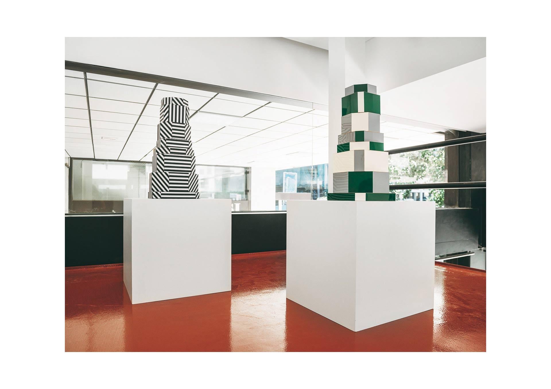 XXIe siècle et contemporain Boîtes Ziggurat à rayures noires par Oeuffice en vente
