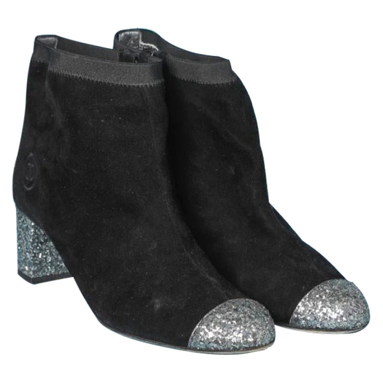 Bottes en daim noir avec talons pailletés Chanel en vente