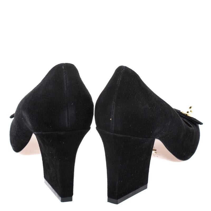 Black Suede C'est Dior Block Heel Pumps Size 39 In Good Condition In Dubai, Al Qouz 2