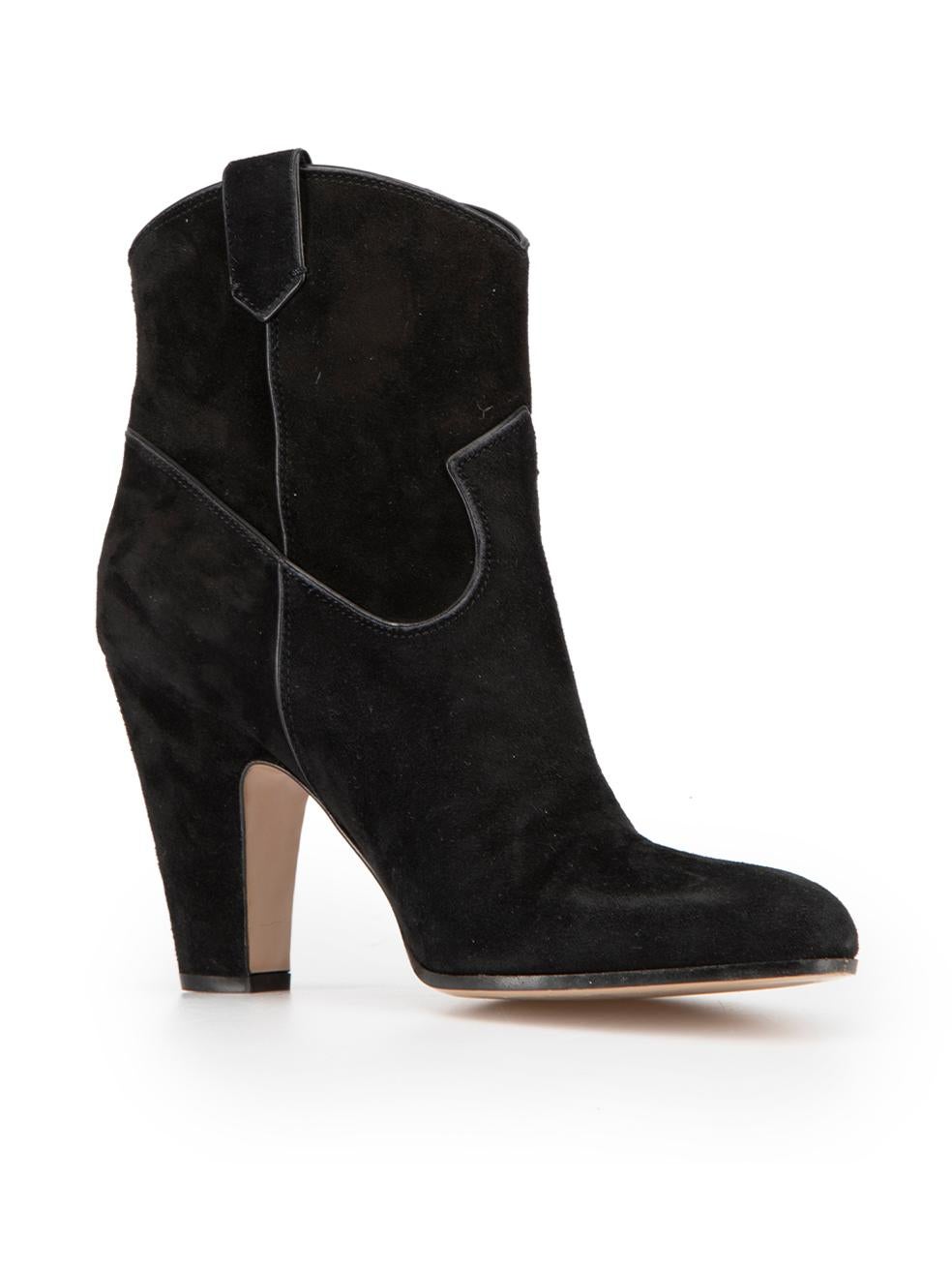 CONDITION is Very good. Minimal wear to boots is evident. Minimal wear to both heels with scuff marks on this used Gianvito Rossi designer resale item.



Details


Black

Suede

High heeled cowboy boots

Round-toe

Slip-on



 

Made in