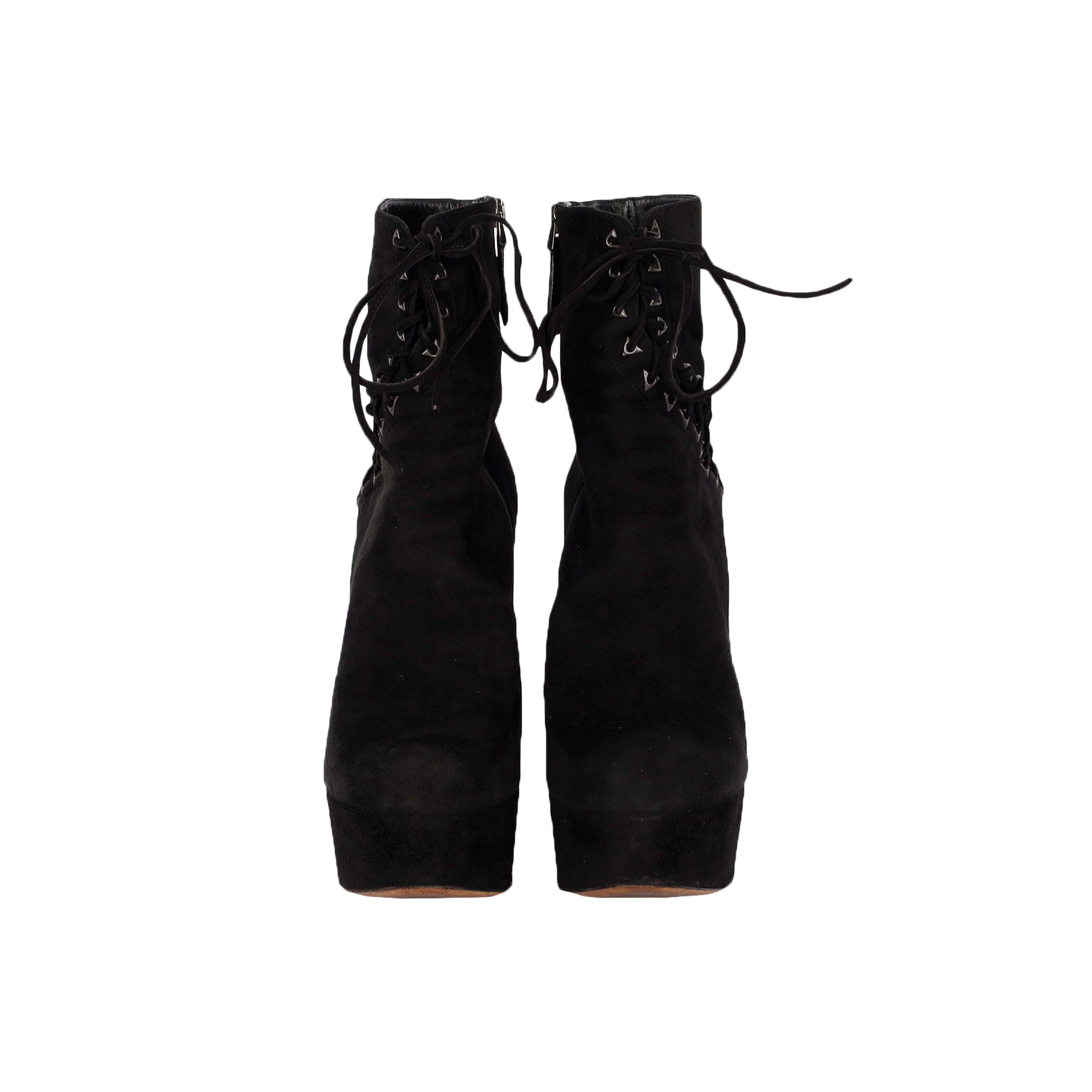 Exquisitely crafted in black suede, the Alaïa Lace-up Corset Booties are your winter essentials. With triangular eyelets enhancing the chicness of the booties, the gunmetal chain closing on the sides makes them easy to slip into. 

Heel Length - 14