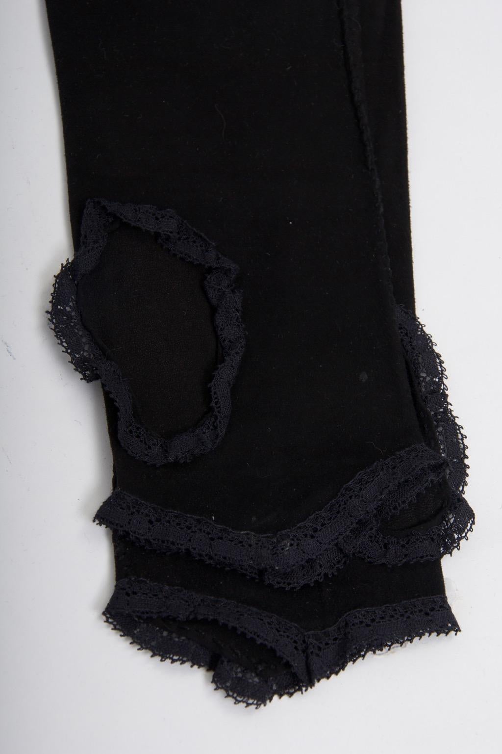 Schwarze lange Fingerlose Handschuhe aus schwarzem Wildleder mit Spitzenbesatz im Zustand „Hervorragend“ in Alford, MA