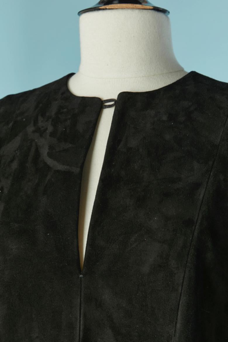 Abito Poncho in pelle scamosciata nera con frange. Chiusura con bottoni e asole sulla parte centrale del davanti. Chiusura con zip e gancio sulla parte centrale della schiena. 
TAGLIA 38 (Fr) M 