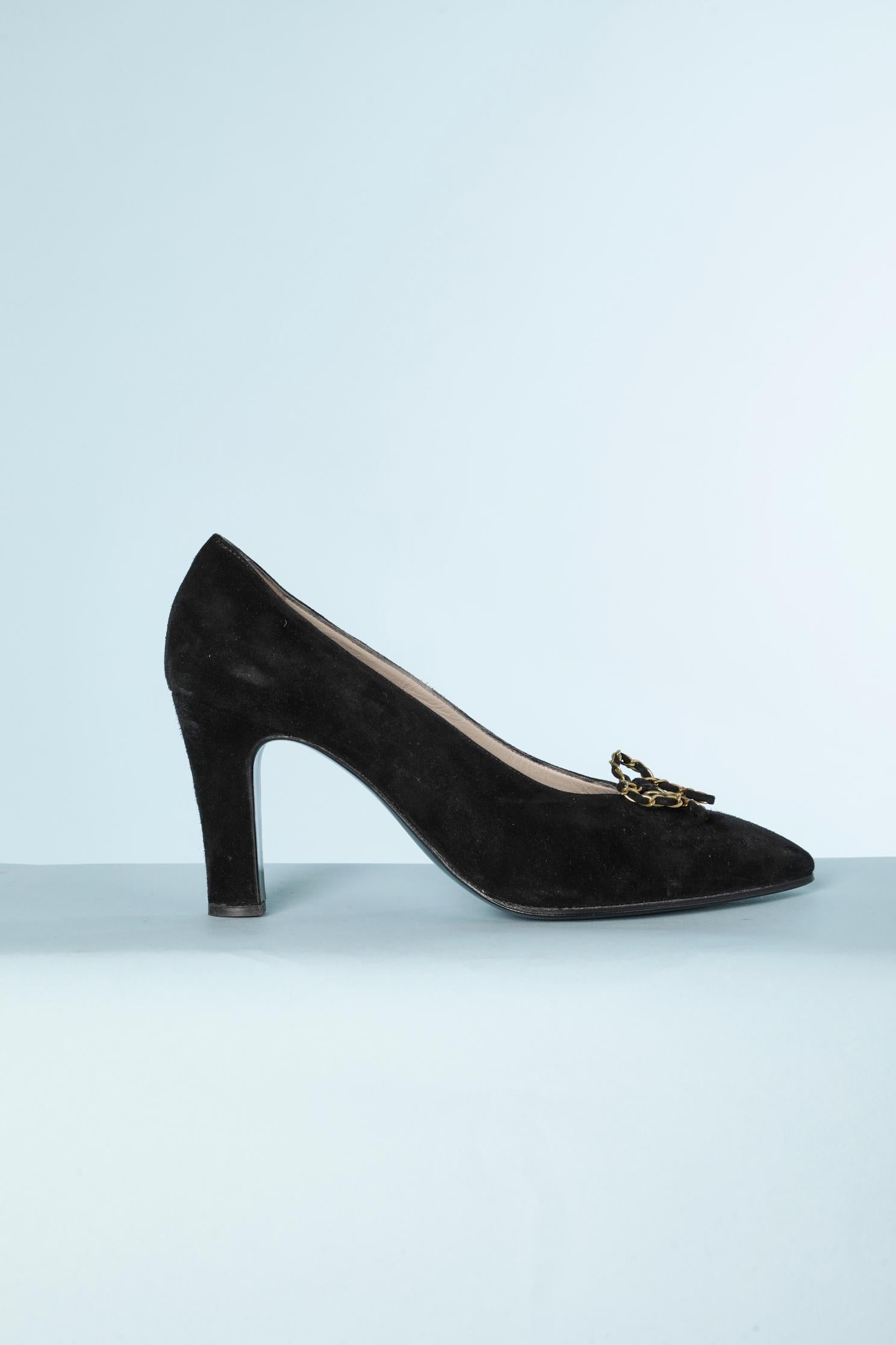 Black suede pump with a gold metal chain and suede  bow.
High of the Heels = 8,5 cm 
Shoes Size : 39 ( It) 