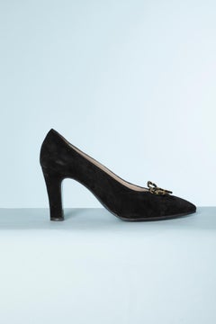 Black suede pump with a gold metal chain and suede bow Chanel