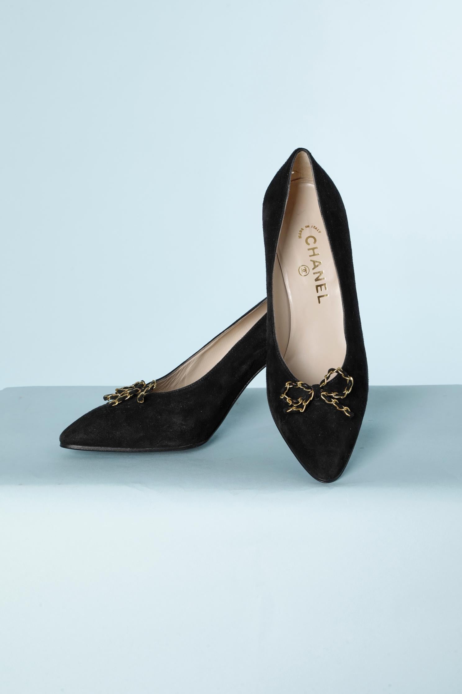 Black suede pump with a gold metal chain and suede bow Chanel In Excellent Condition For Sale In Saint-Ouen-Sur-Seine, FR