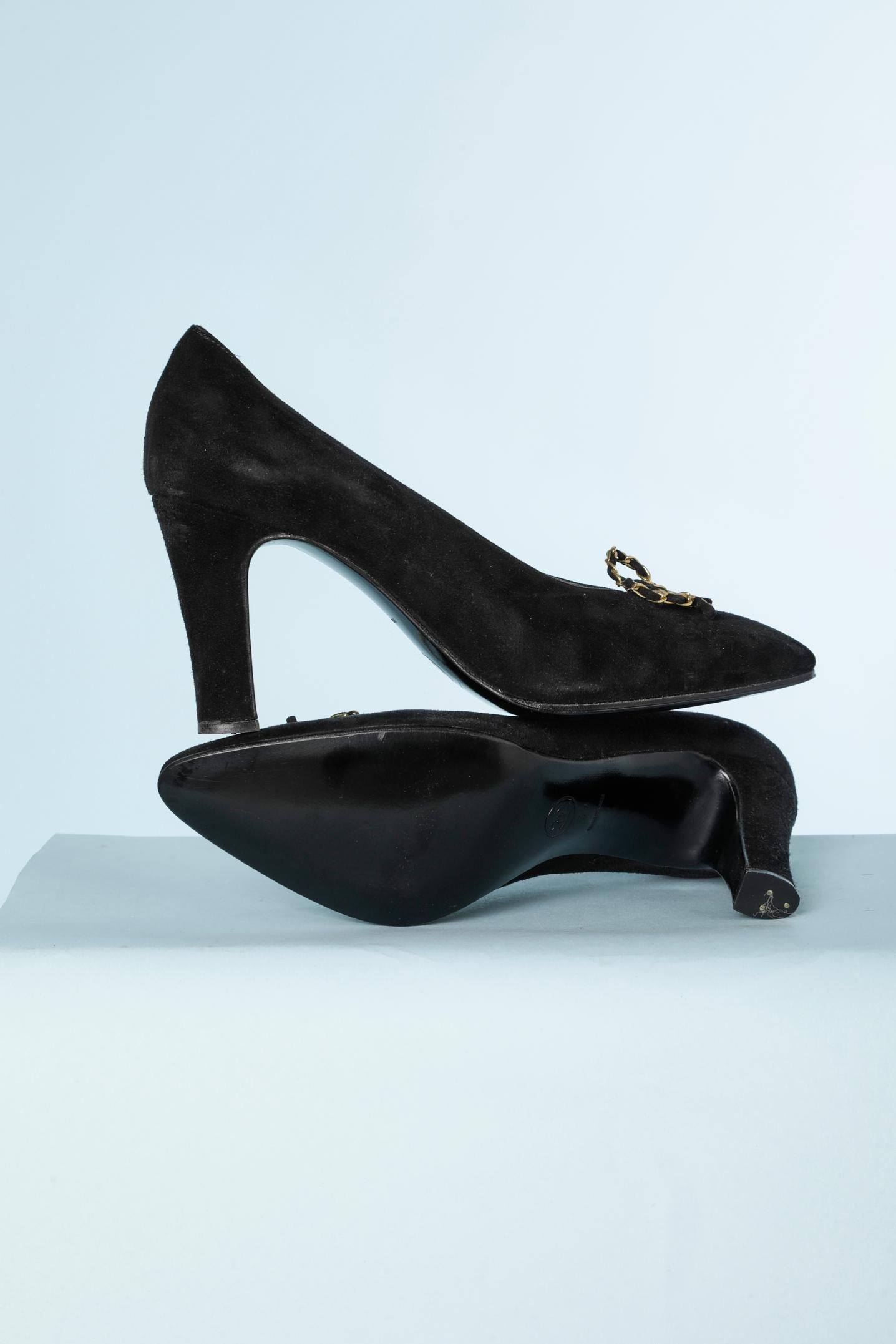 Women's Black suede pump with a gold metal chain and suede bow Chanel  For Sale