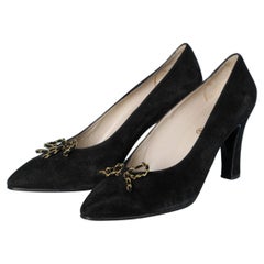 Black suede pump with a gold metal chain and suede bow Chanel 