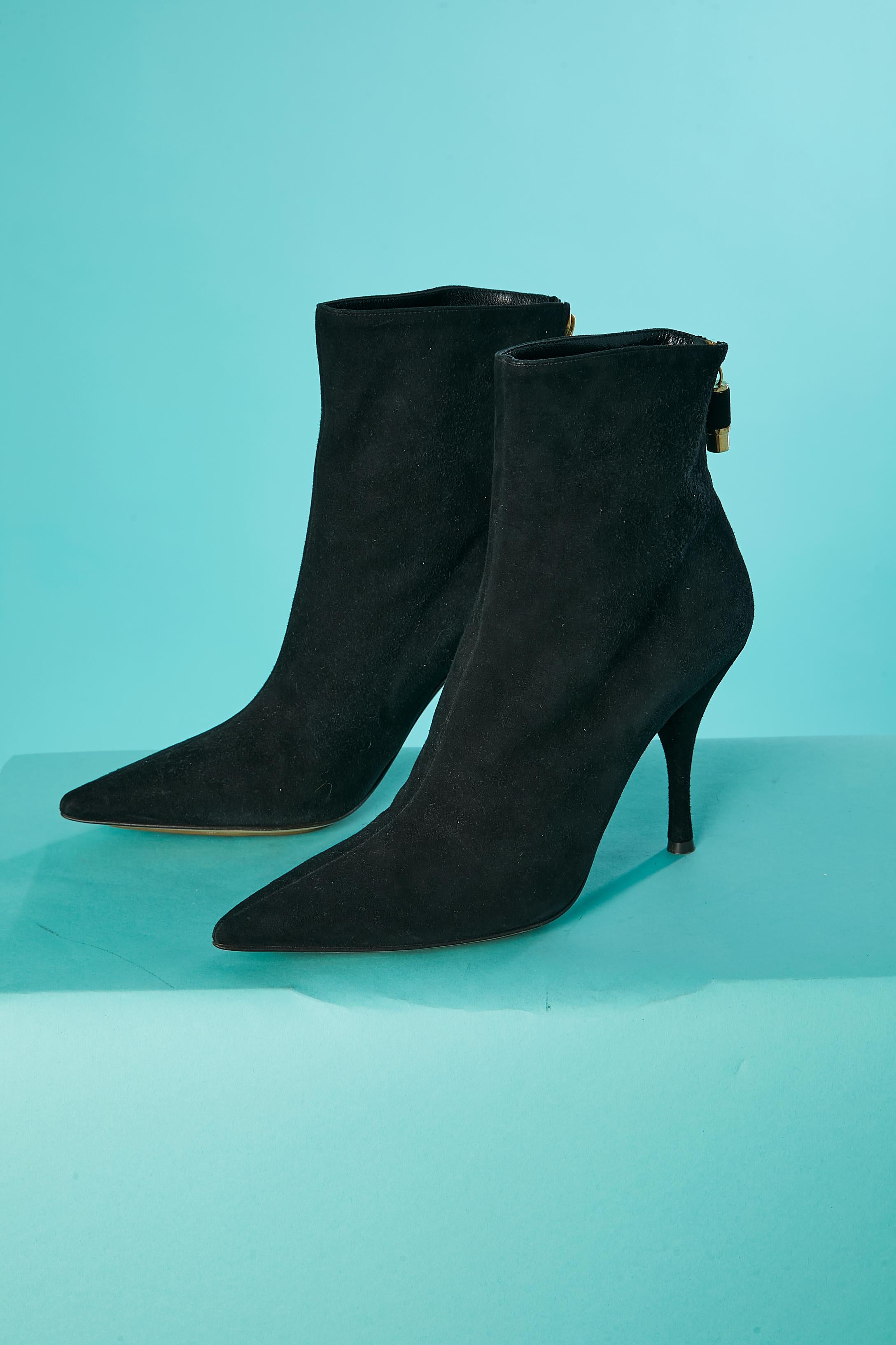 Bottes courtes en daim noir à talons hauts. Fermeture éclair sur le haut du dos 
Hauteur du talon : 9,5 cm 
POINTURE : 38 (6,5 US) 