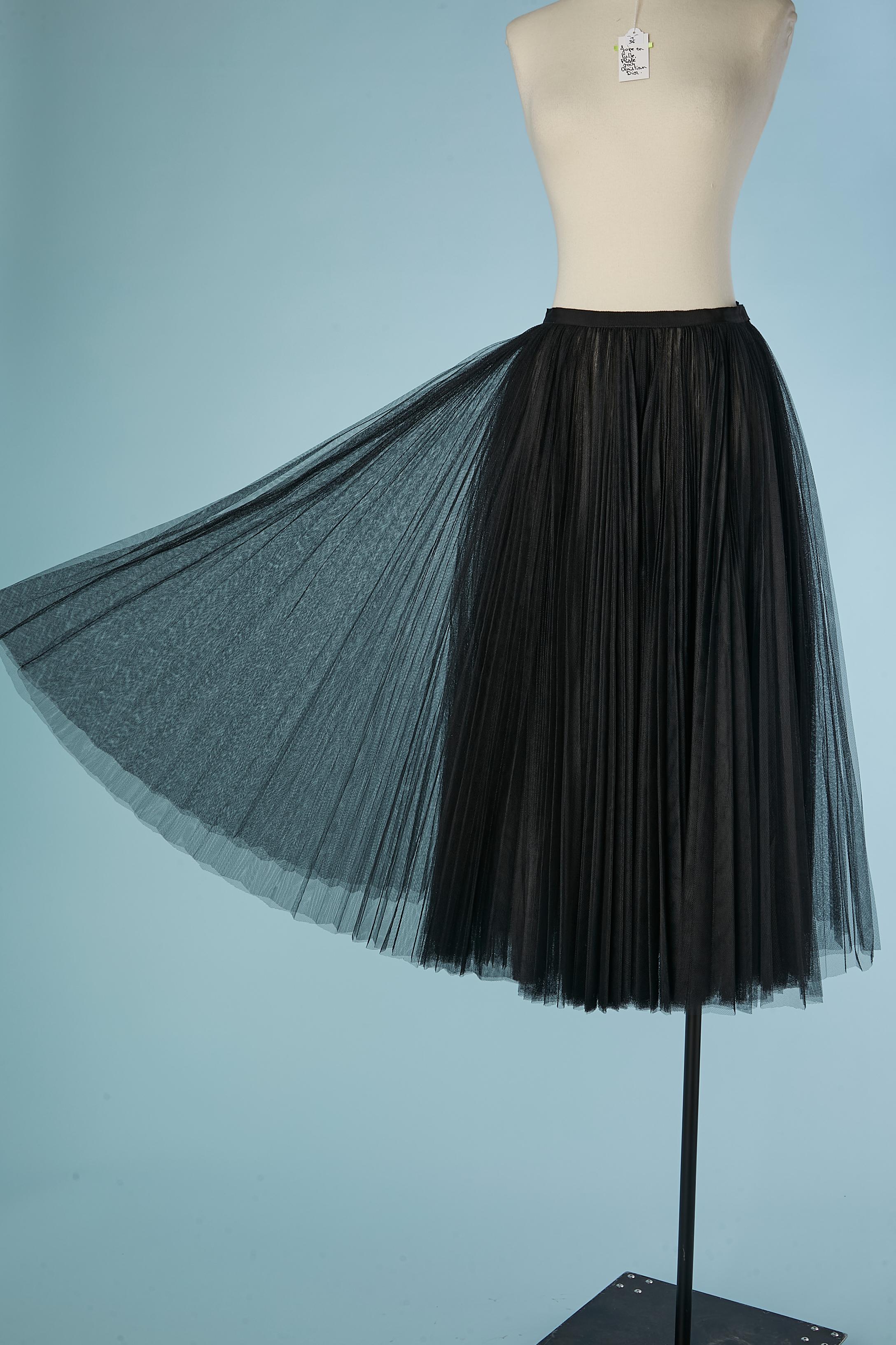 Gonna a pieghe Sunray nera. Non c'è l'etichetta della composizione del tessuto, ma probabilmente si tratta di nylon. Realizzato con 4 strati di tulle. 
Gros-grain intorno alla vita con chiusura a gancio sul lato sinistro. 
TAGLIA 38 (Fr) M 