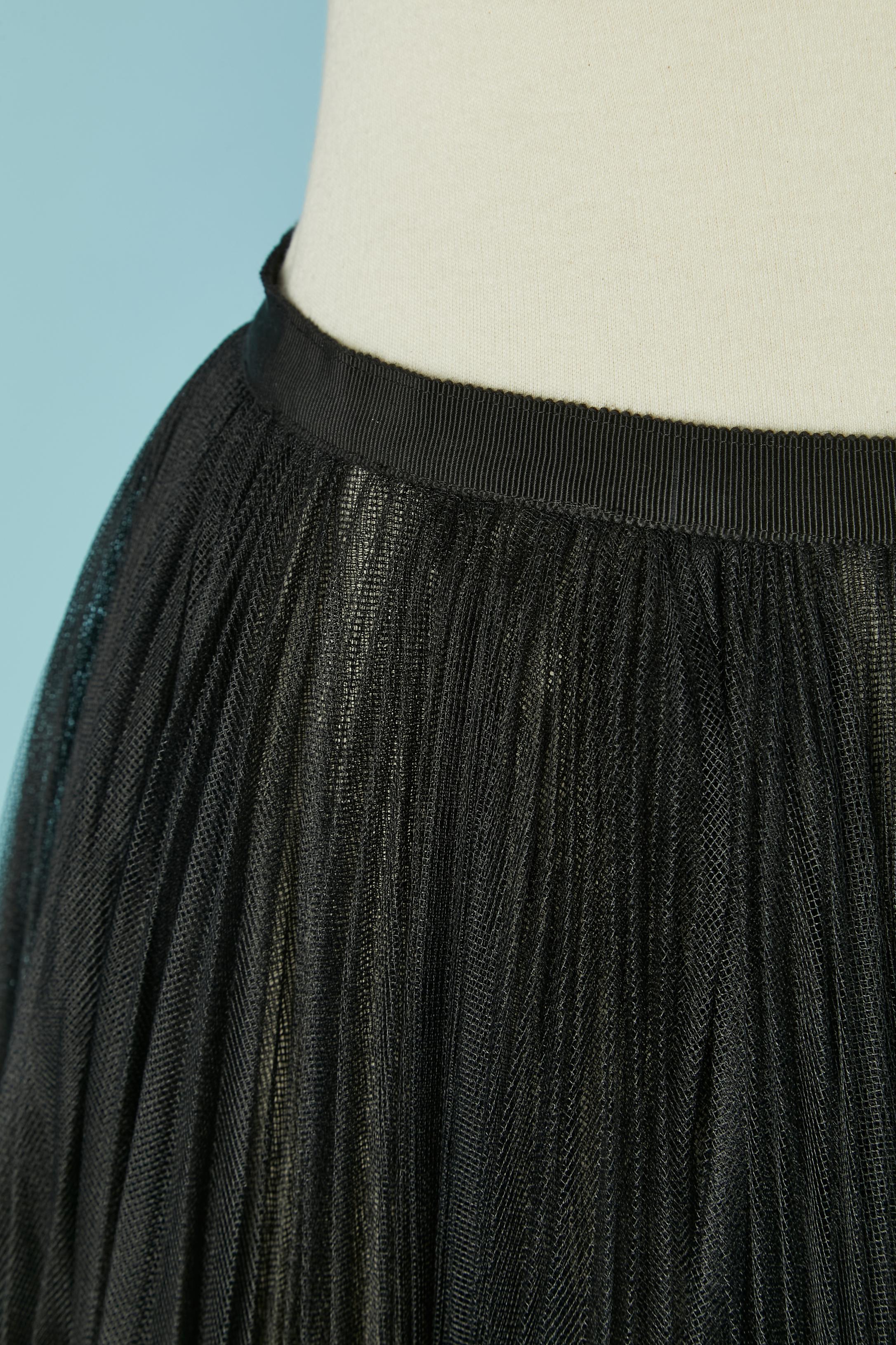 Gonna in tulle a pieghe Sunray nera. Nastro in gros-grain in vita. Chiusura con gancio e occhiello sul lato sinistro.
TAGLIA 34 (Fr) XS 