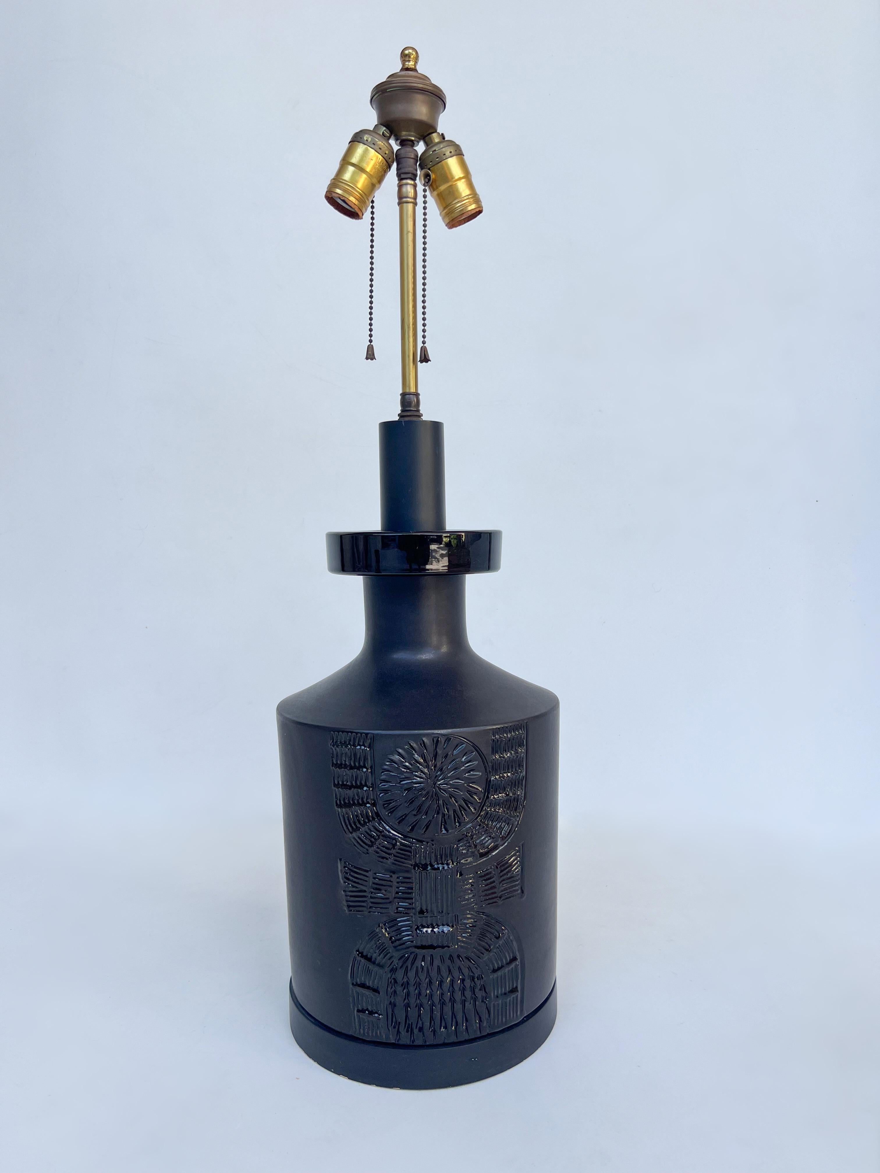 Swedish black ceramic table lamp by AH Kag from the 1970’s.
In original vintage condition shows minor wear consistent with age. 
Wired for US it takes two 75W Max bulbs. 
It has a built in on/off rotating switch on the black lacquered wooden base.