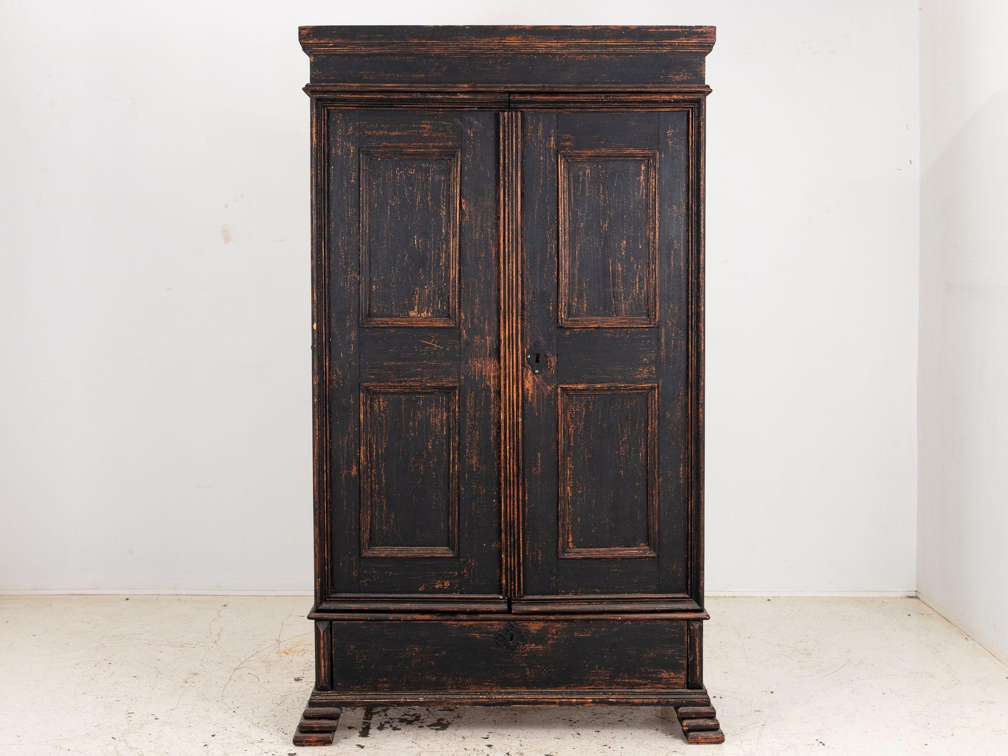 Una credenza o mobile da cucina in stile barocco svedese della fine del XVIII secolo, che mostra un'artigianalità e una praticità senza tempo. Questo pezzo di grande effetto è caratterizzato da una vernice nera storica raschiata a secco su pino,