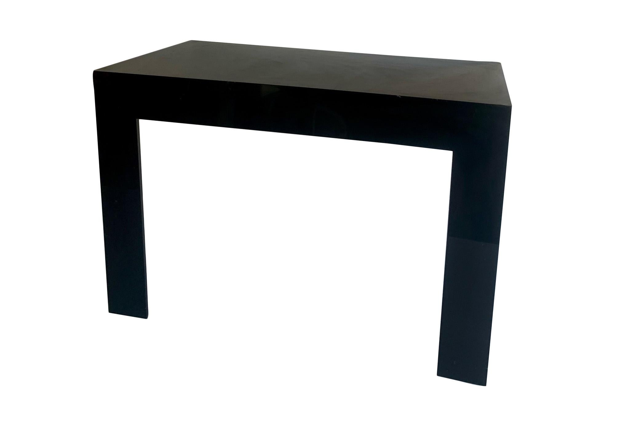 Vintage circa 1970s Syroco ABS molded 450plastic wall-mount end or side table in shiny black. Versatile console style that is great for shallow spaces next to a bed or chair -- it must be flush against a wall, obviously, to stand up. There are two