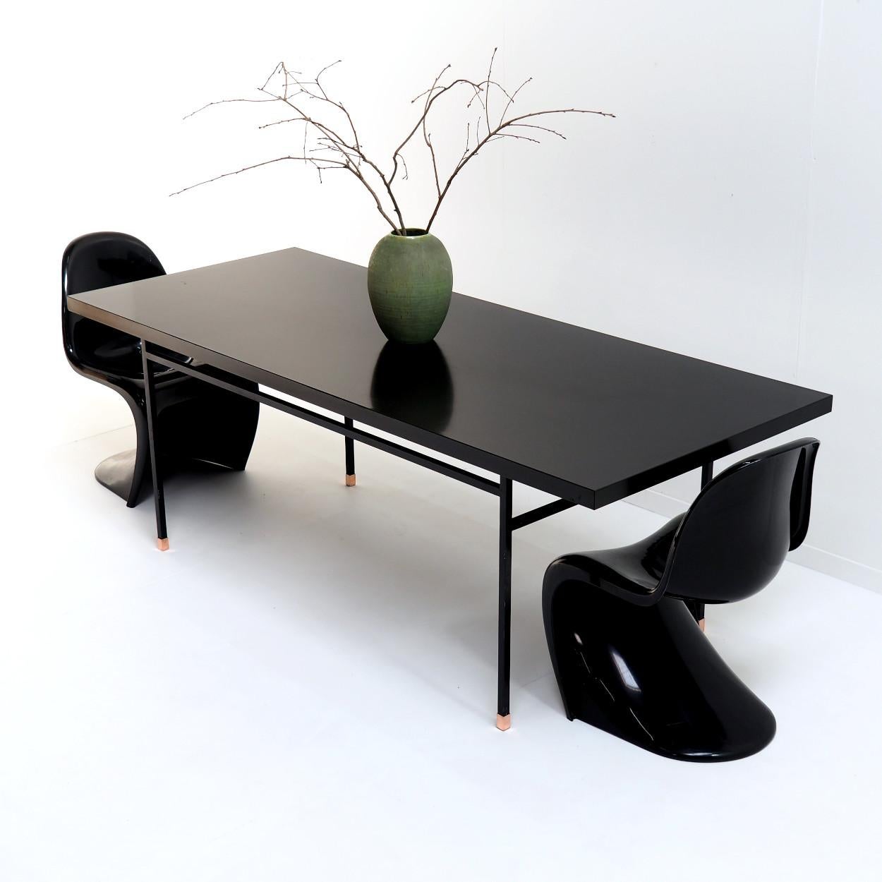 Mid-Century Modern Table noire attribuée au designer moderniste français Paul Geoffroy en vente