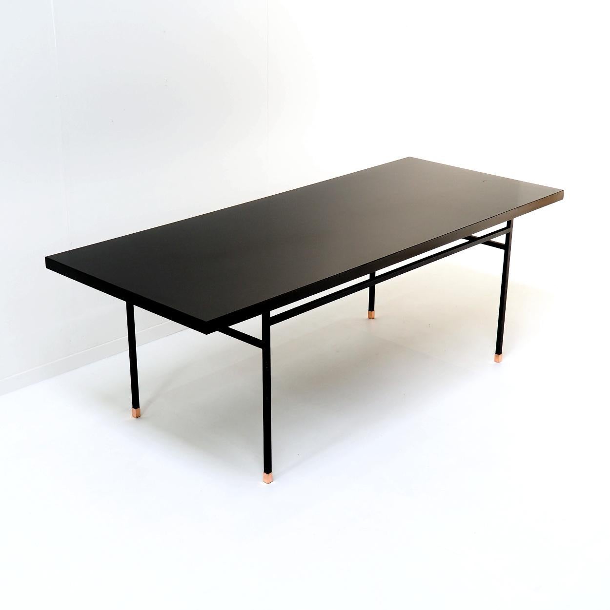 Français Table noire attribuée au designer moderniste français Paul Geoffroy en vente