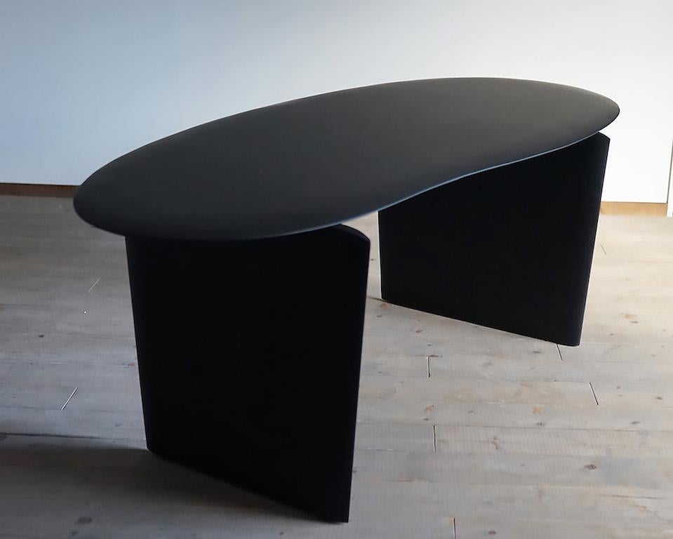 This dining table is covered in cashew paint, which gives it a luxurious and dignified appearance.
Cashew paint is made from the oil extracted from the shell of the cashew nut, and looks similar to lacquer.
It has a high resin content of over 75%,