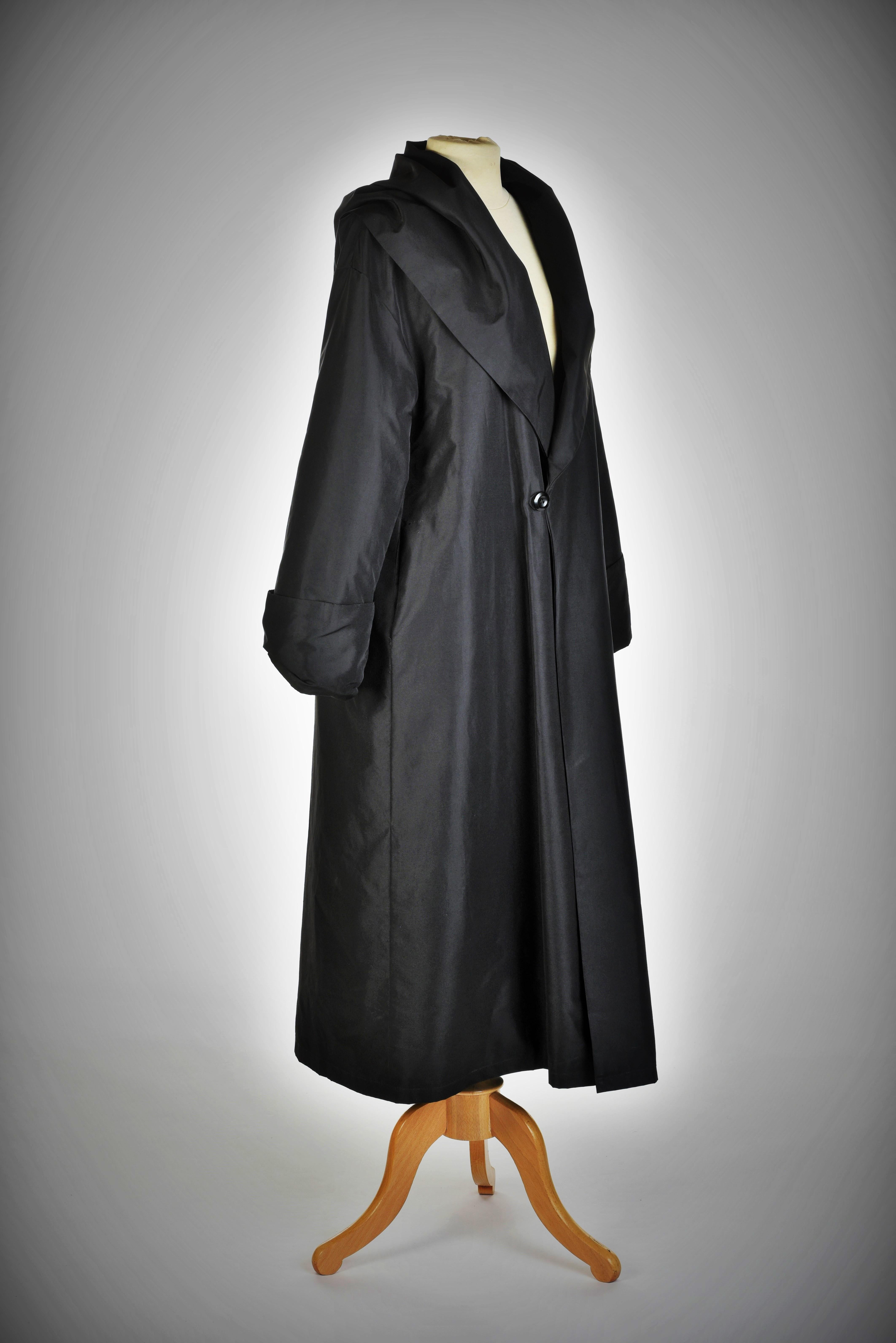 Vers 1955-1960

France

Manteau kimono de soirée en taffetas noir des années 1950. La doublure et le Label ont été changés dans les années 1980, peut-être par la Maison Dior car la doublure et le Label sont d'origine. Coupe ample et évasée, manches