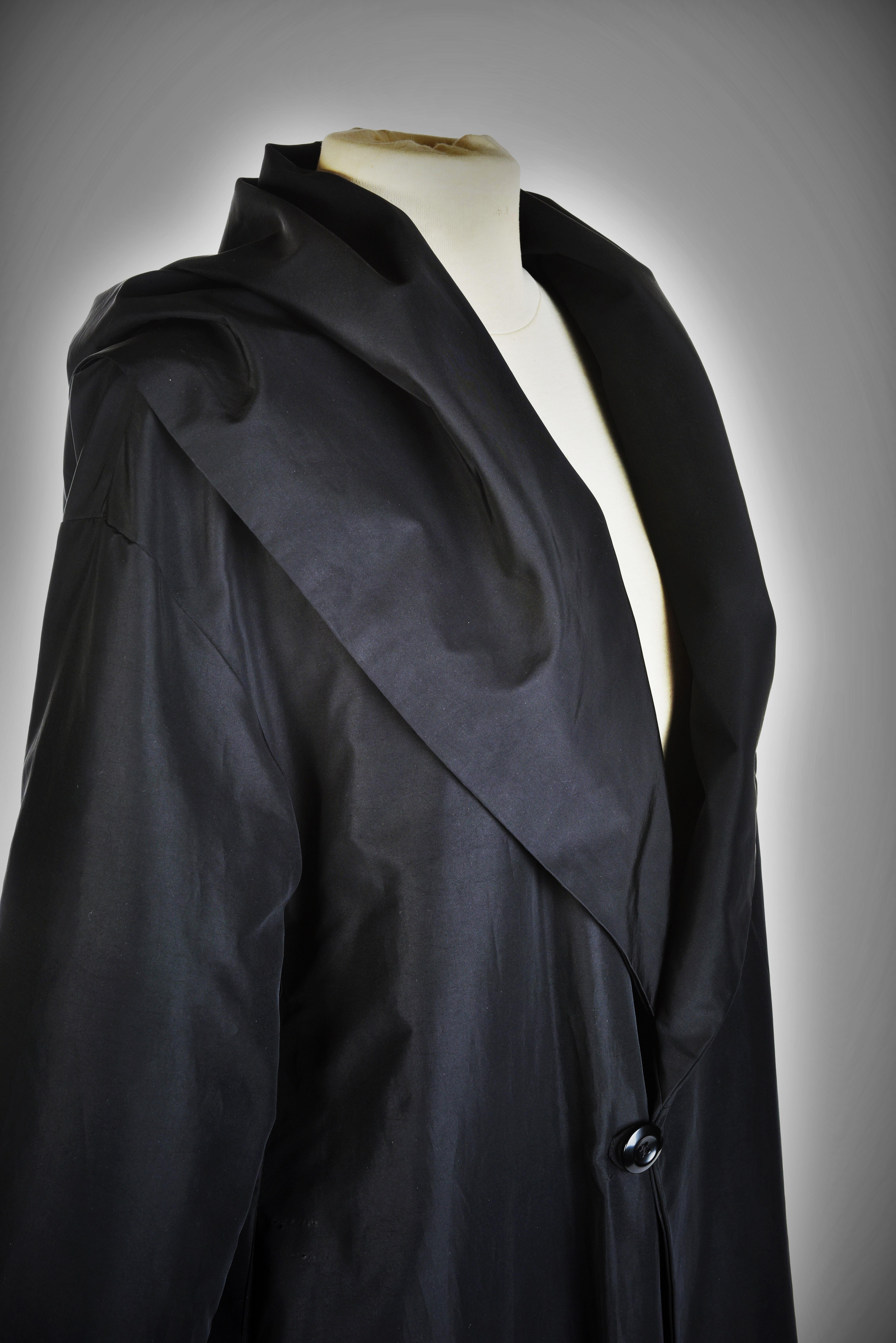 Black taffeta evening coat with Christian Dior label Circa 1955-1960 In Good Condition For Sale In Toulon, FR