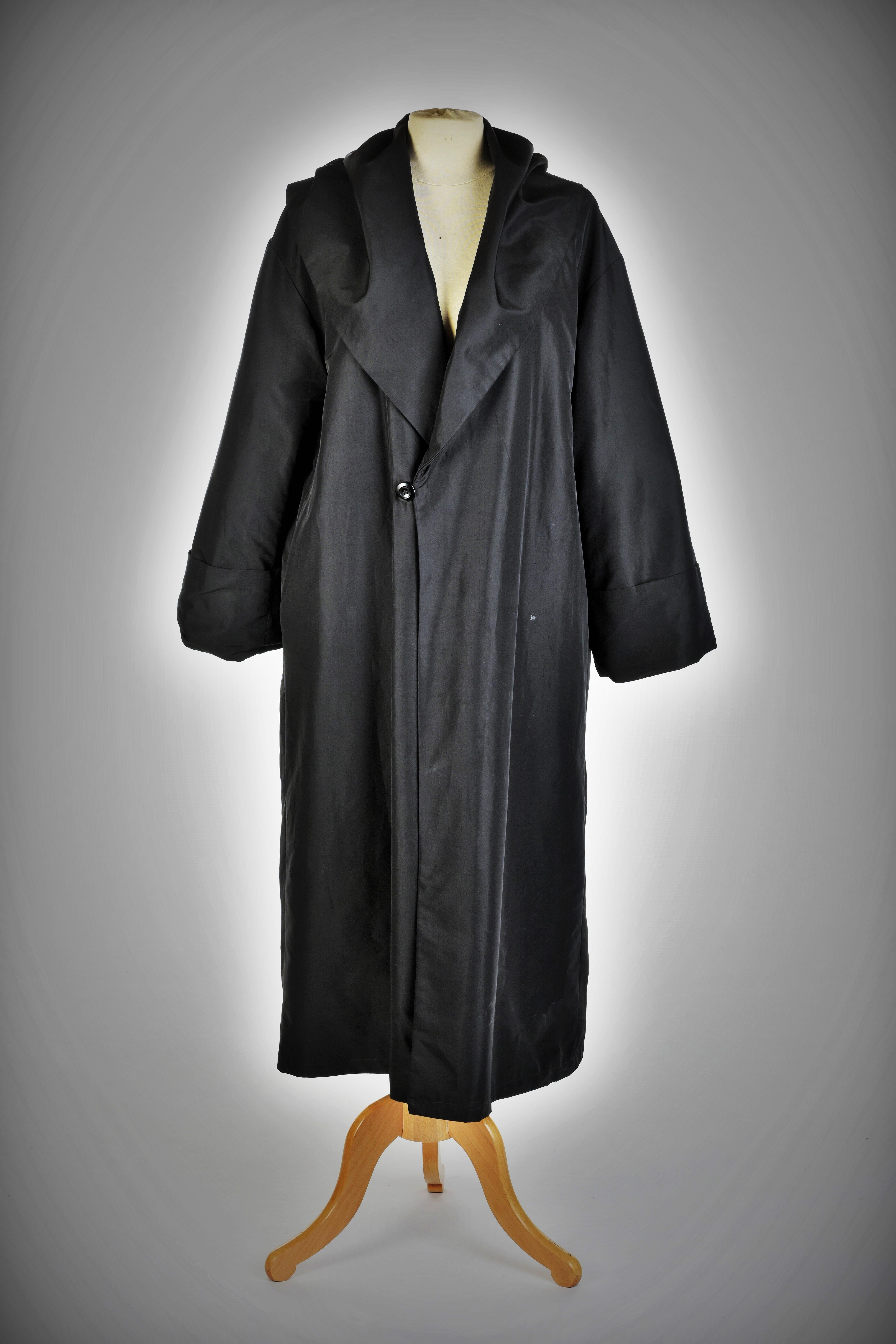 Black taffeta evening coat with Christian Dior label Circa 1955-1960 For Sale 1