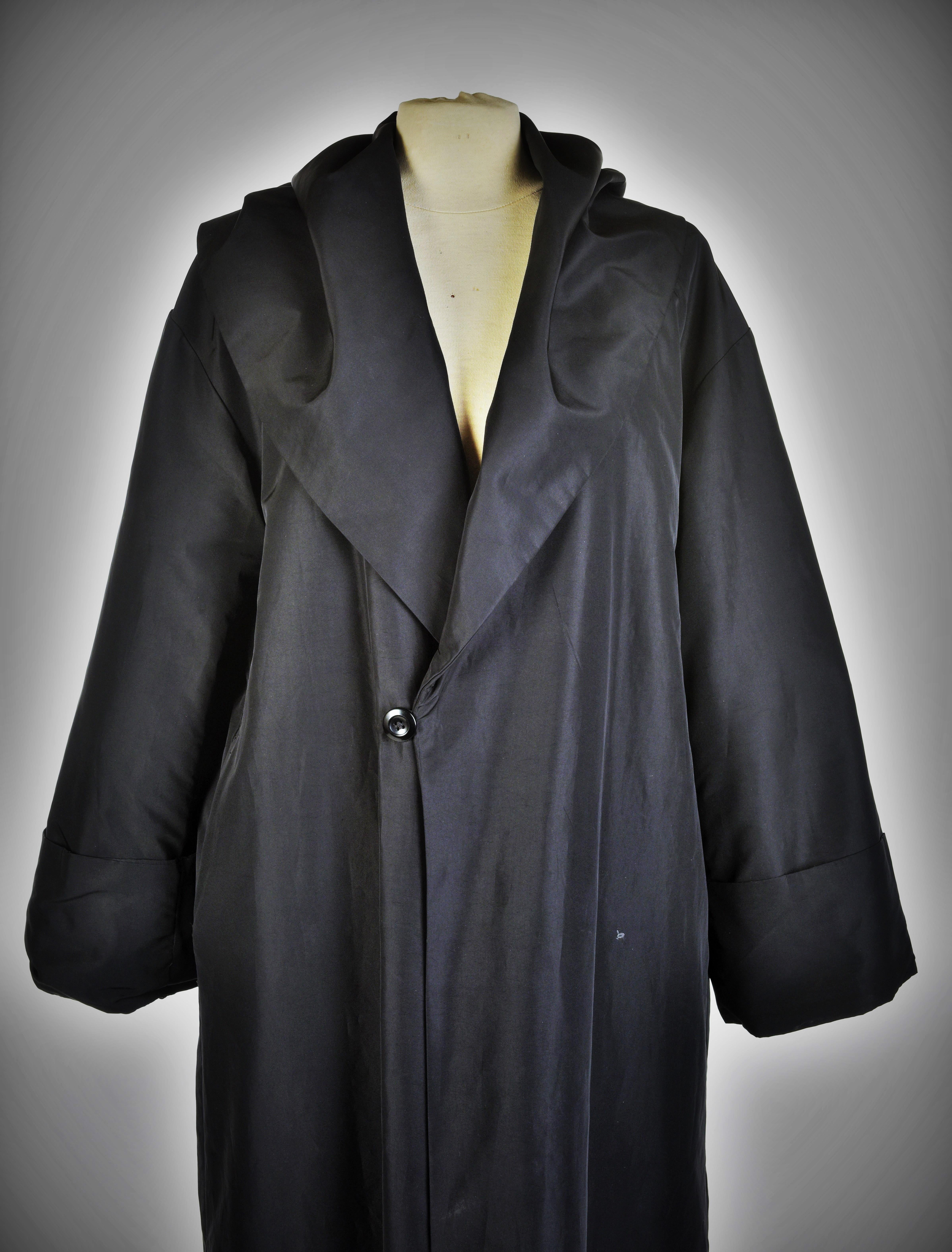 Black taffeta evening coat with Christian Dior label Circa 1955-1960 For Sale 2