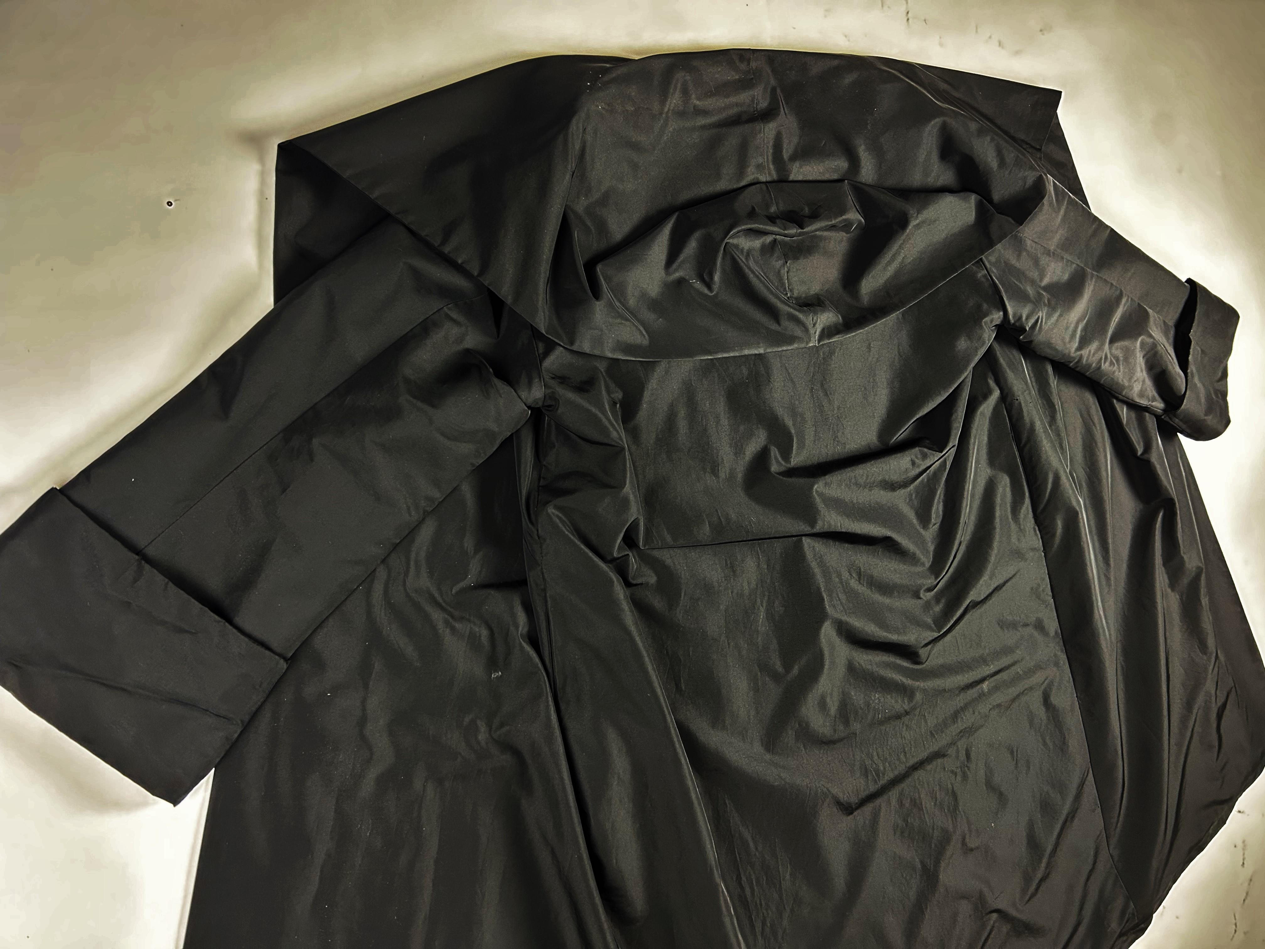 Black taffeta evening coat with Christian Dior label Circa 1955-1960 For Sale 4