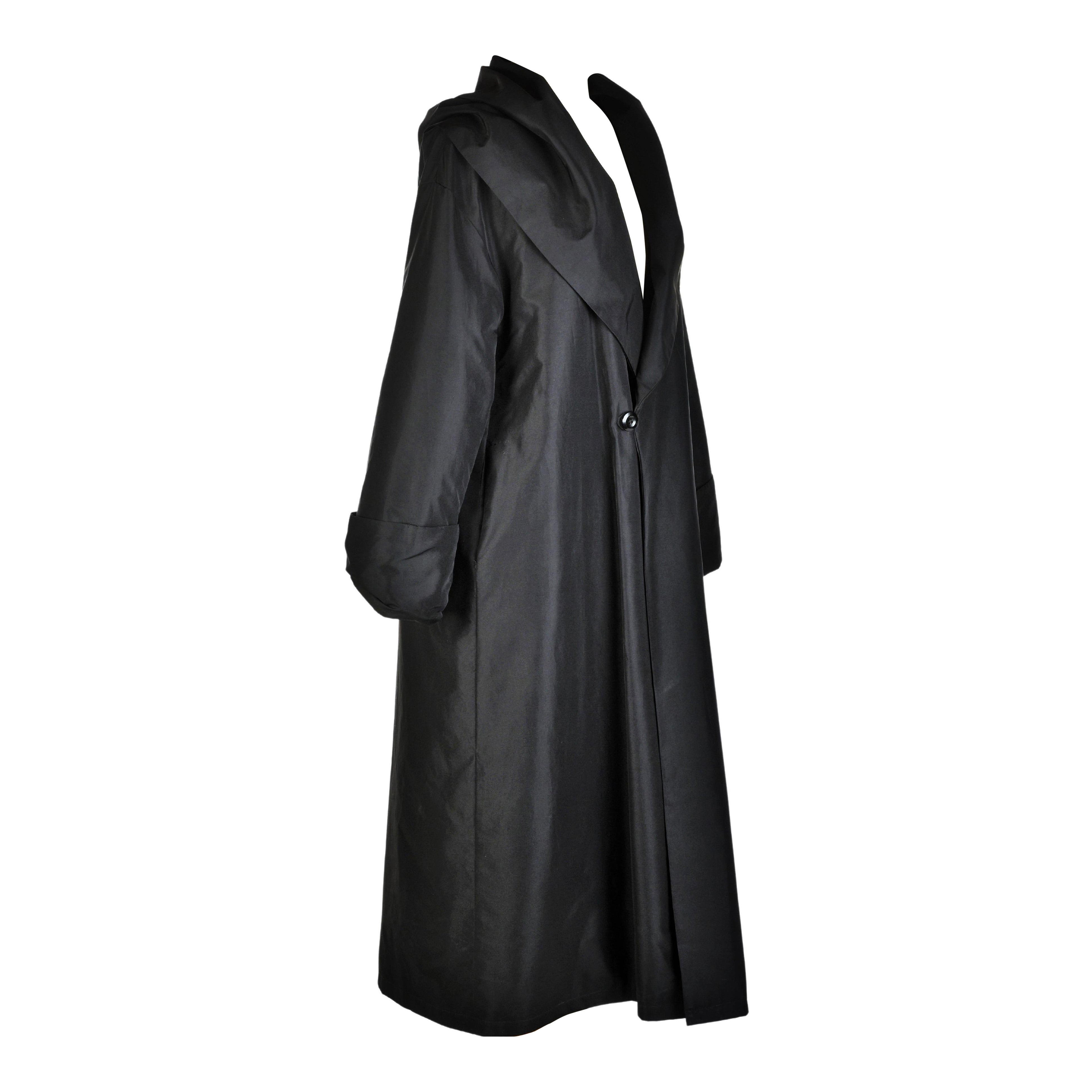 Abrigo de noche de tafetán negro con etiqueta de Christian Dior Circa 1955-1960 en venta