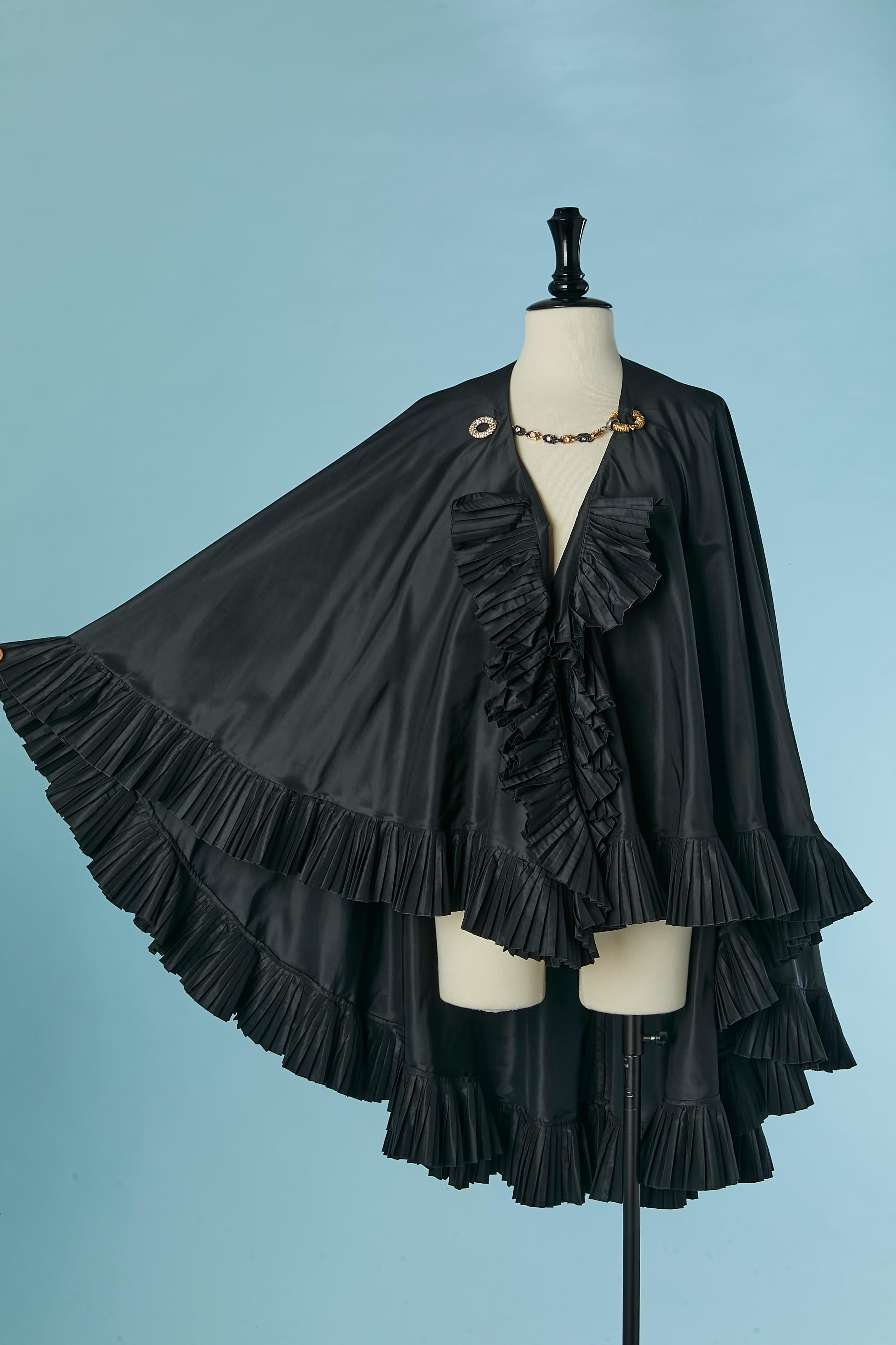 Black taffetas evening cape with gold metal and rhinestone detachable chain closure on the top middle front. Pleated ruffles edge. 
Front lenght: 63cm
Back lenght: 104cm
One size 