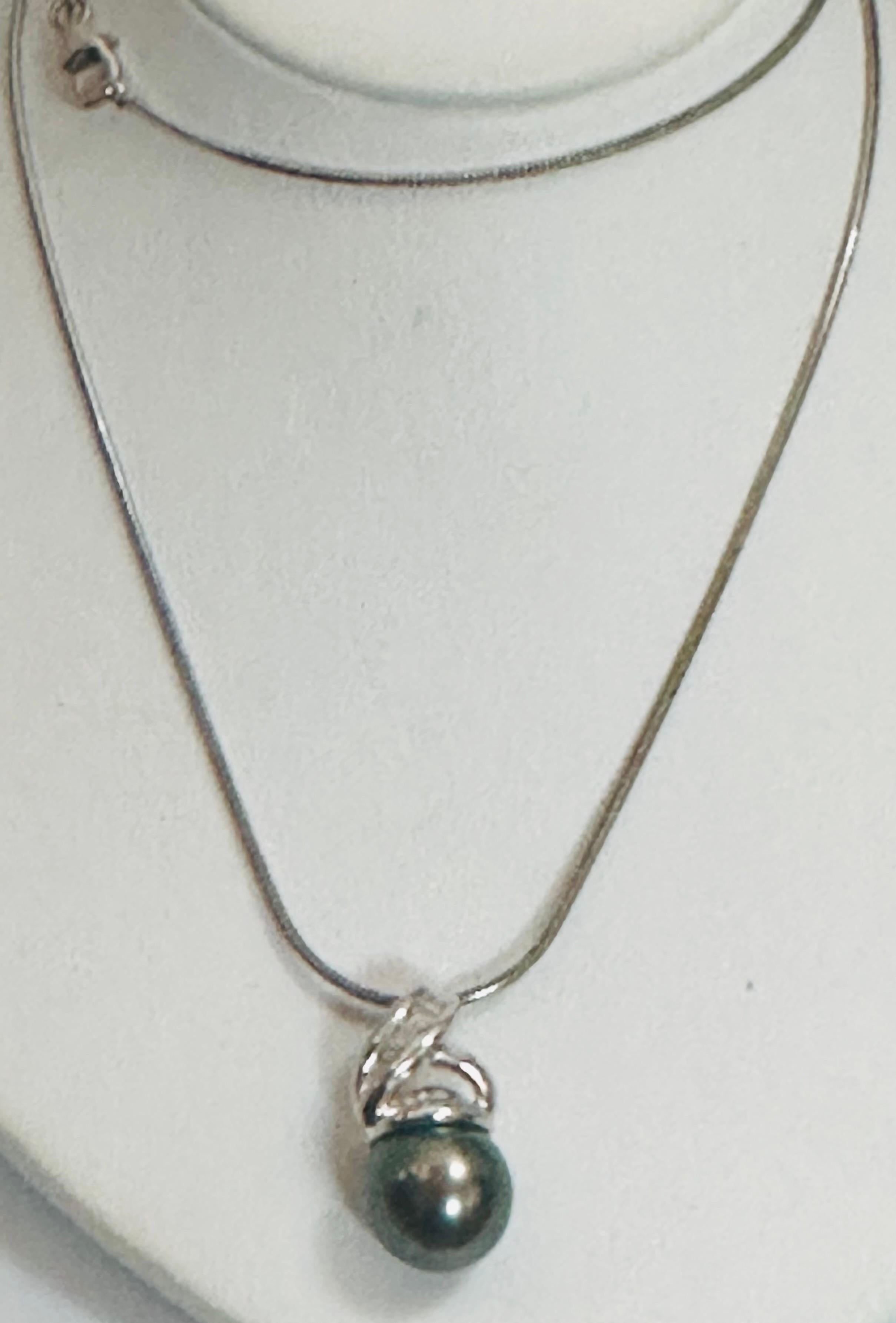 Perla nera di Tahiti da 10,3 mm e diamante in oro bianco 14 kt + catena lunga 18