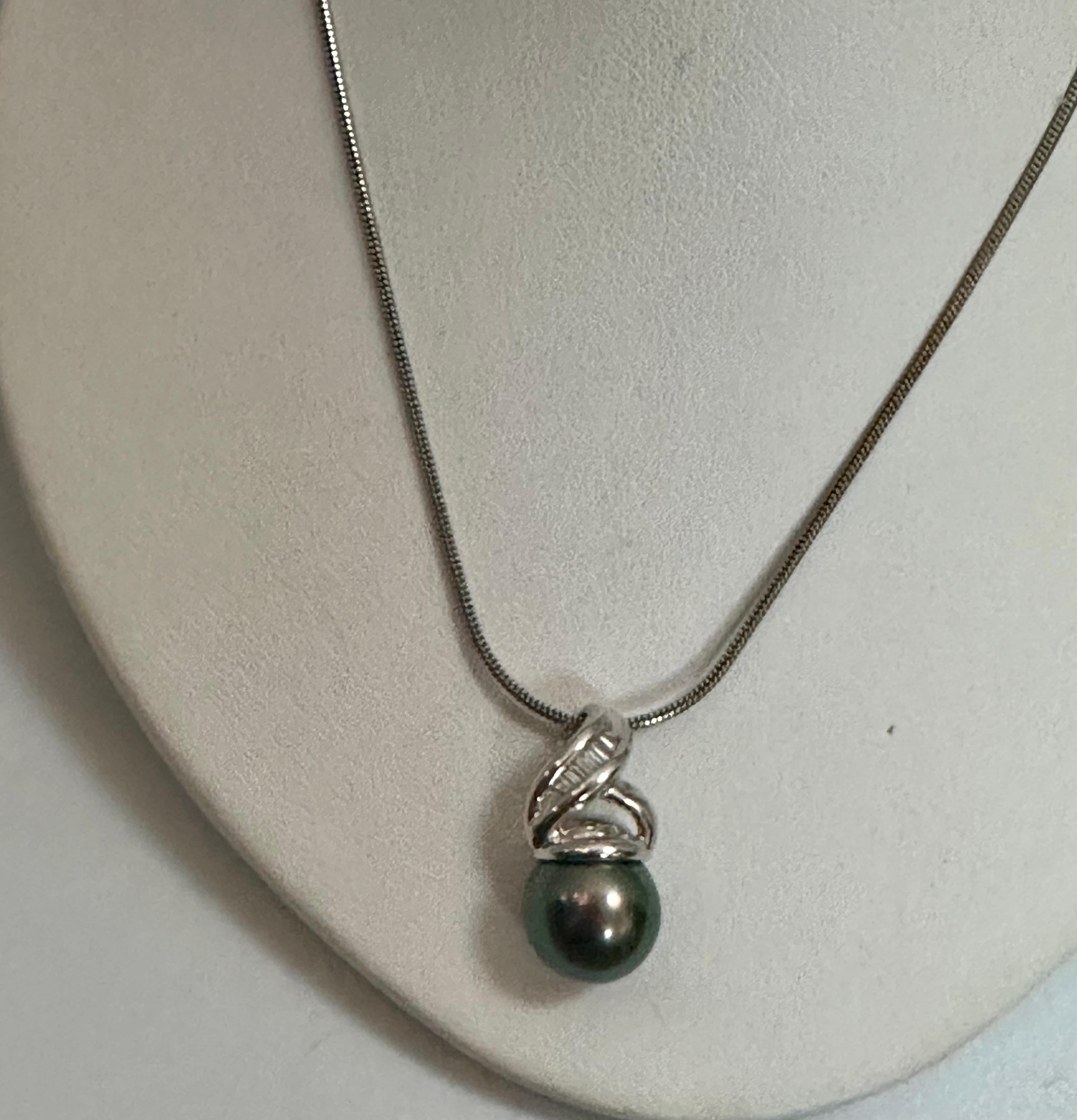 Black Tahitian Pearl & Diamond 14 Kt White Gold Pendant + Chain In Excellent Condition For Sale In New York, NY