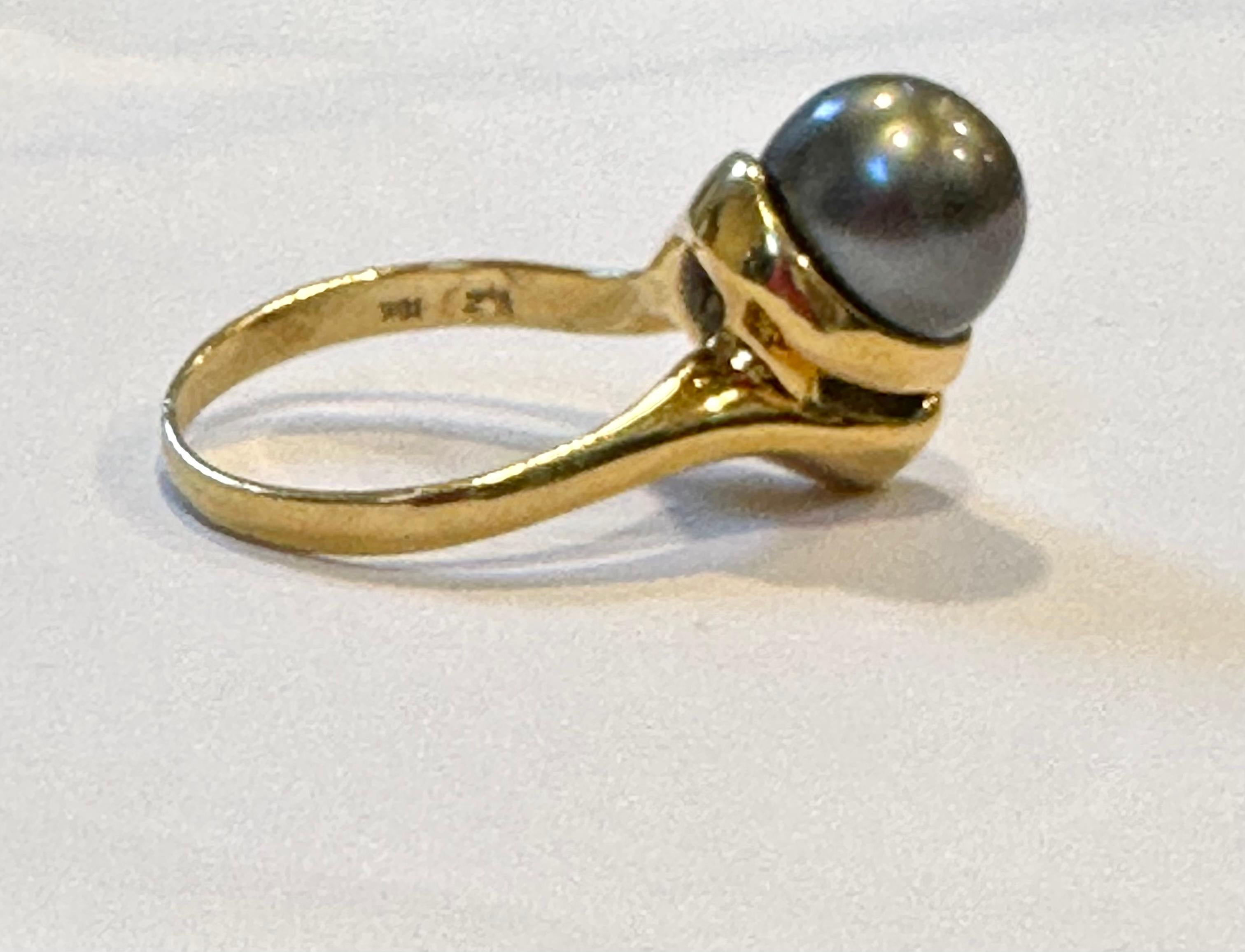 Black Tahitian Pearl 9.3 MM Cocktail Ring 18 Karat Yellow Gold Size 6
A classic, Cocktail ring 
9.3 mm Pearl very clean , in round shape , full of luster and shine  .

18 Karat Yellow gold 
Weight: 7 gram
Ring Size 6
It’s very hard to capture the