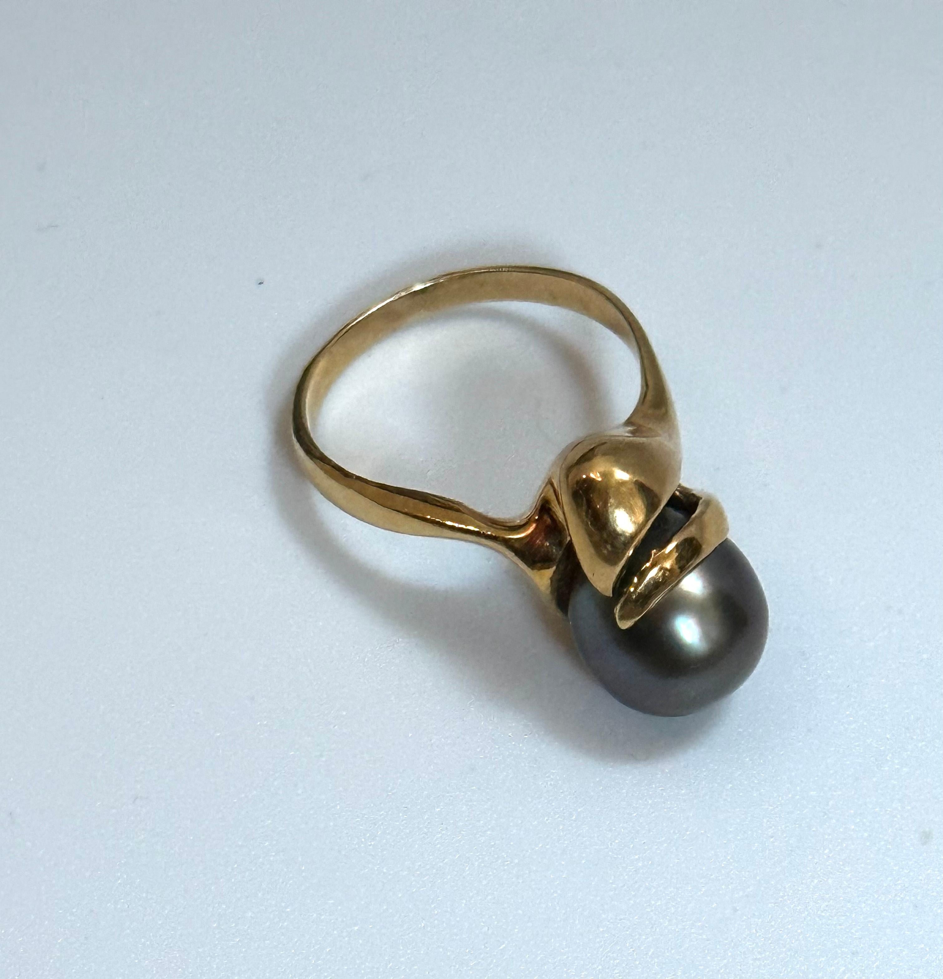 Black Tahitian Pearl 9.3 MM Cocktail Ring 18 Karat Yellow Gold In Excellent Condition For Sale In New York, NY