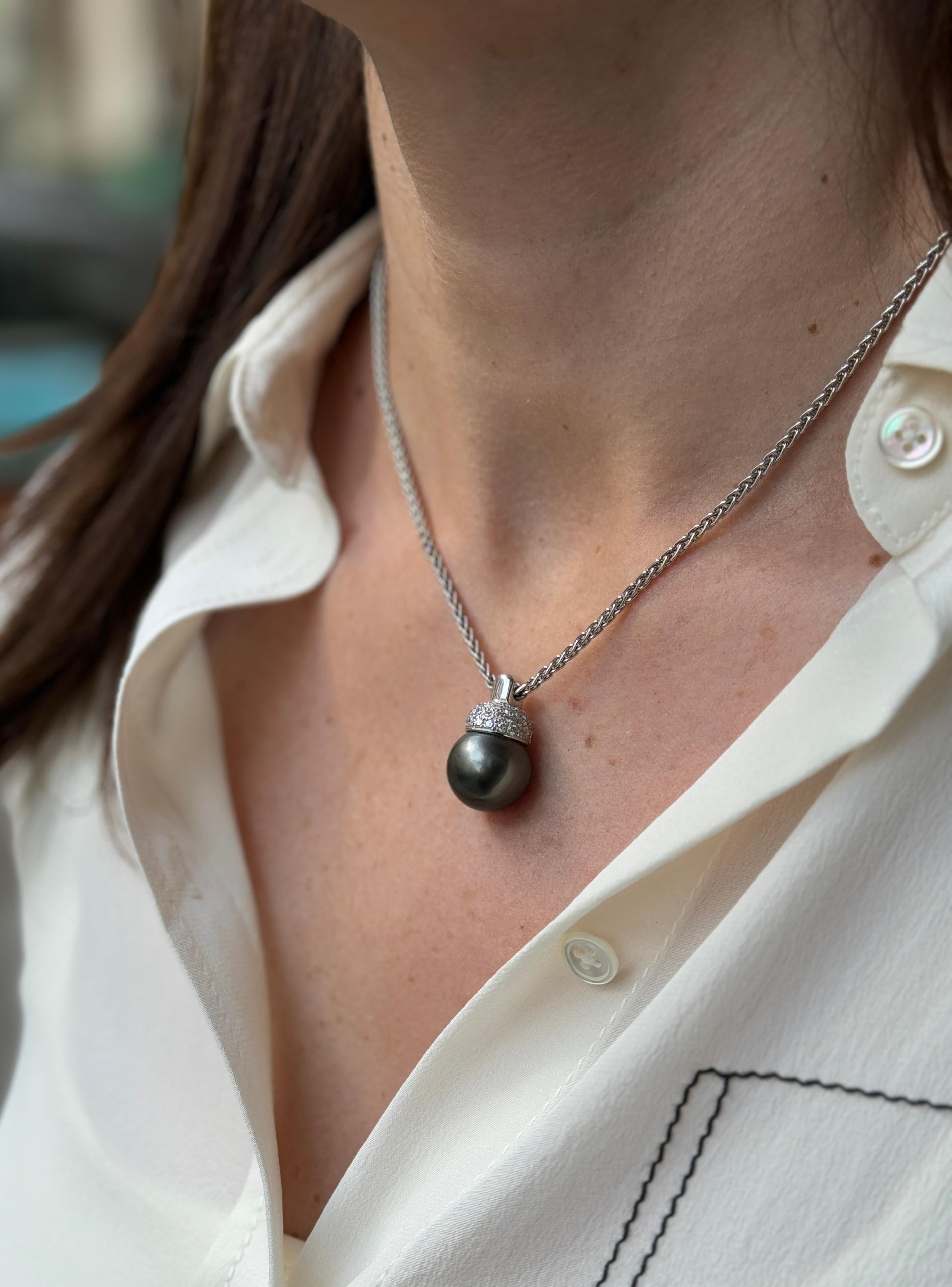 Taglio brillante Ciondolo in oro bianco 18 carati con perla nera di Tahiti e diamante e catena di grano in vendita