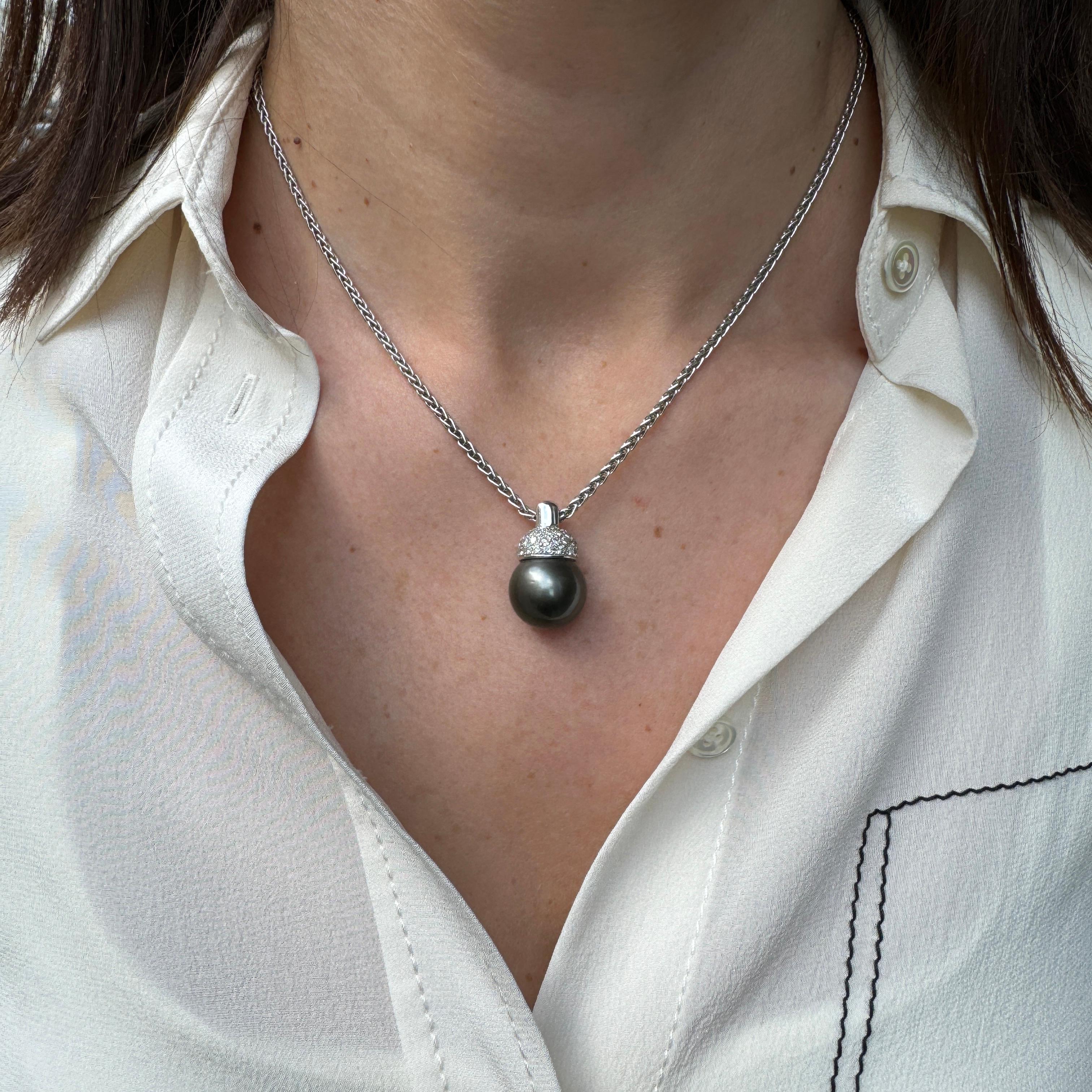 Ciondolo in oro bianco 18 carati con perla nera di Tahiti e diamante e catena di grano In condizioni ottime in vendita a London, GB
