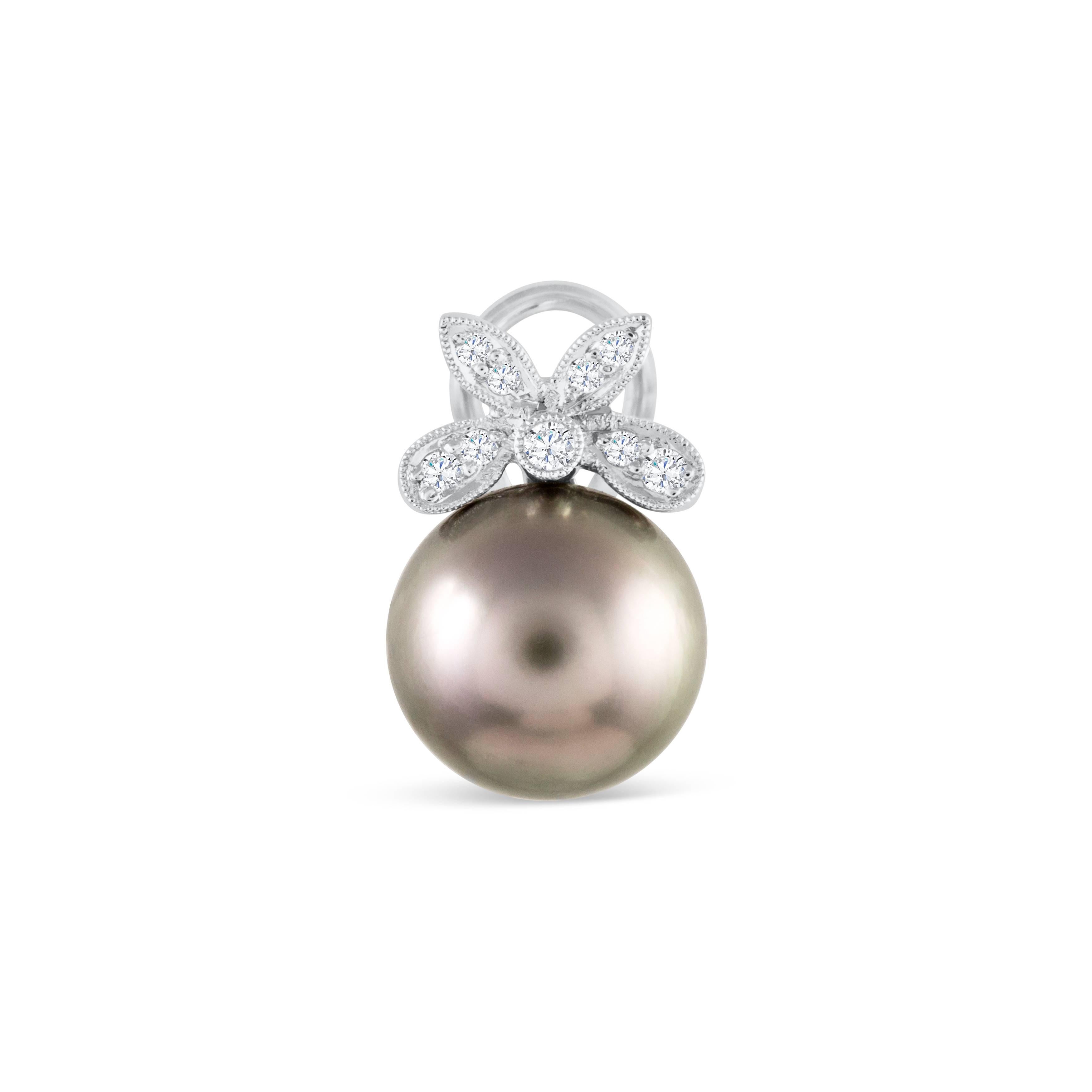 Raffinierte und elegante Ohrringe in einem schimmernden Omega-Clip-Design. Die 12 mm großen schwarzen Tahiti-Perlen werden von funkelnden Diamanten akzentuiert, die in einer Schleife aus 18 Karat Weißgold angeordnet sind. Zeitlose Stücke für jede