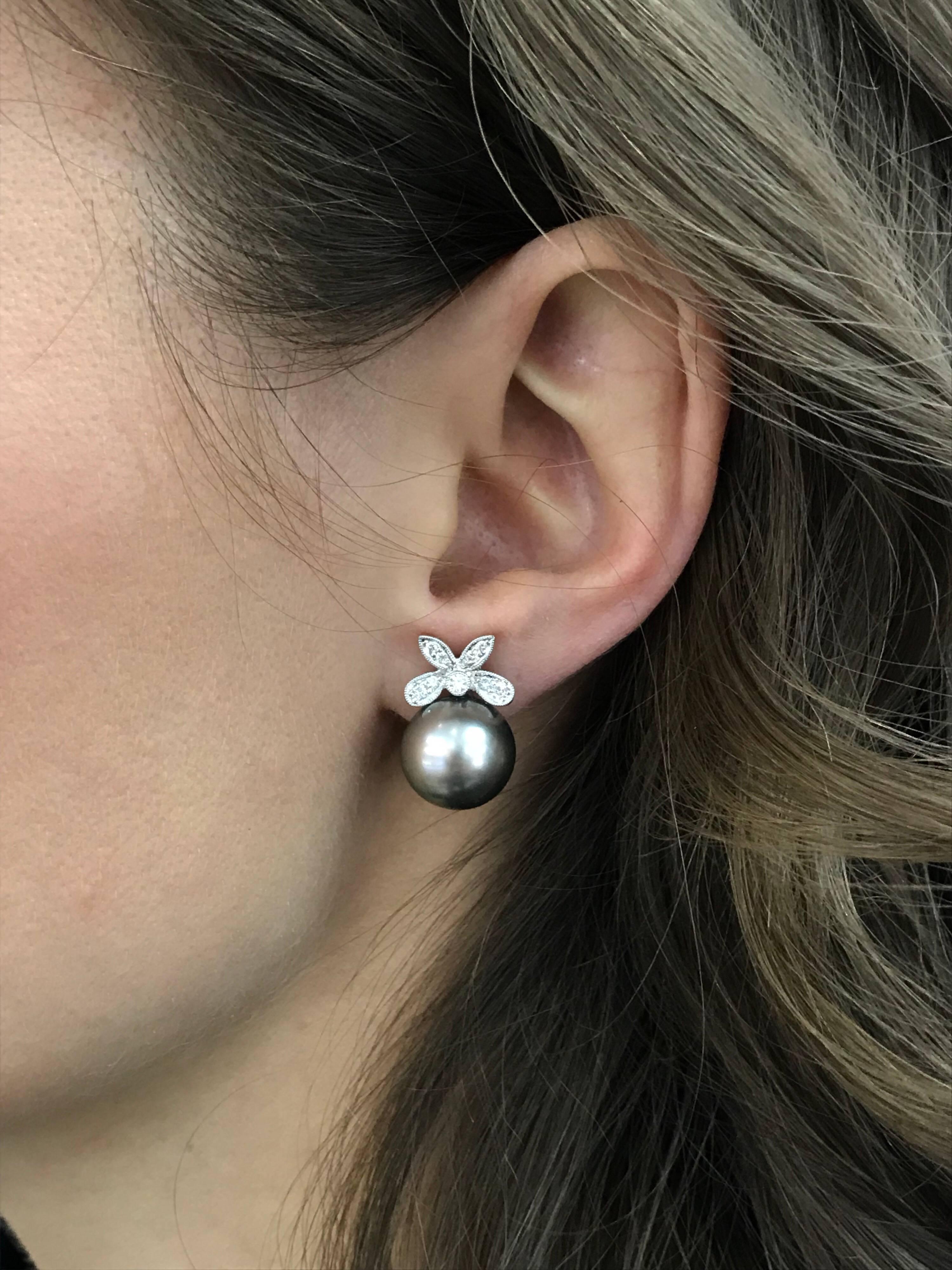 Schwarze schwarze Tahiti-Perle und Diamant-O Omega-Ohrringe Damen im Angebot