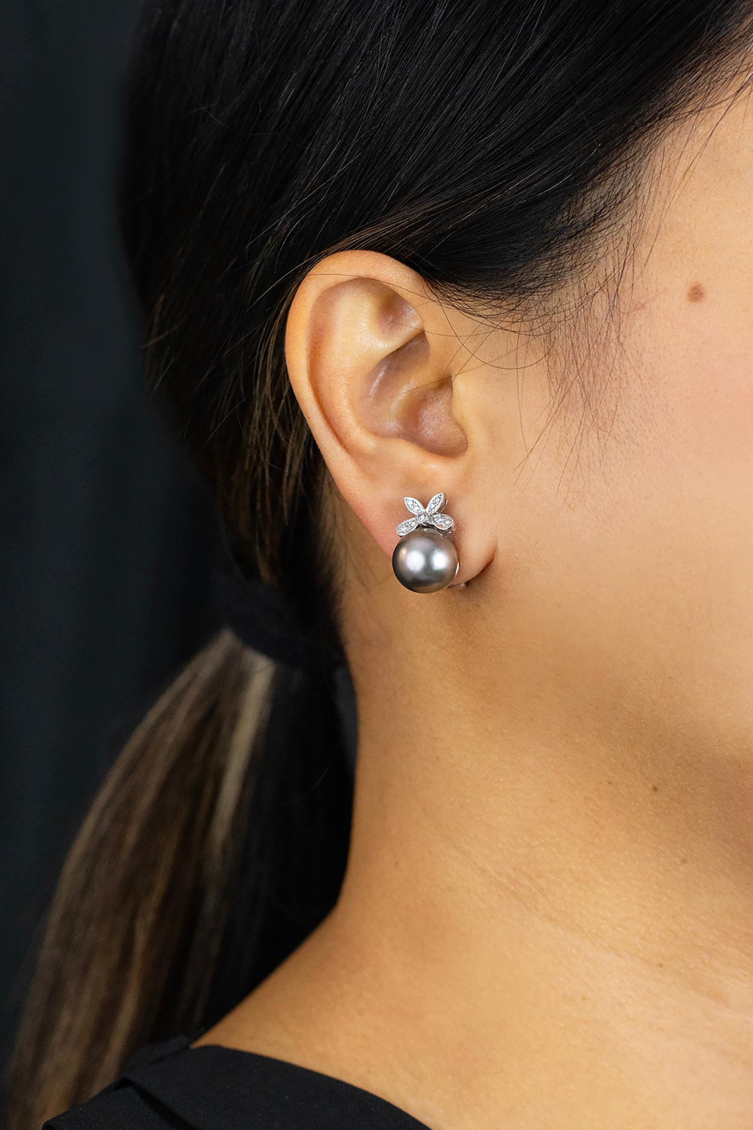 Schwarze schwarze Tahiti-Perle und Diamant-O Omega-Ohrringe (Rundschliff) im Angebot