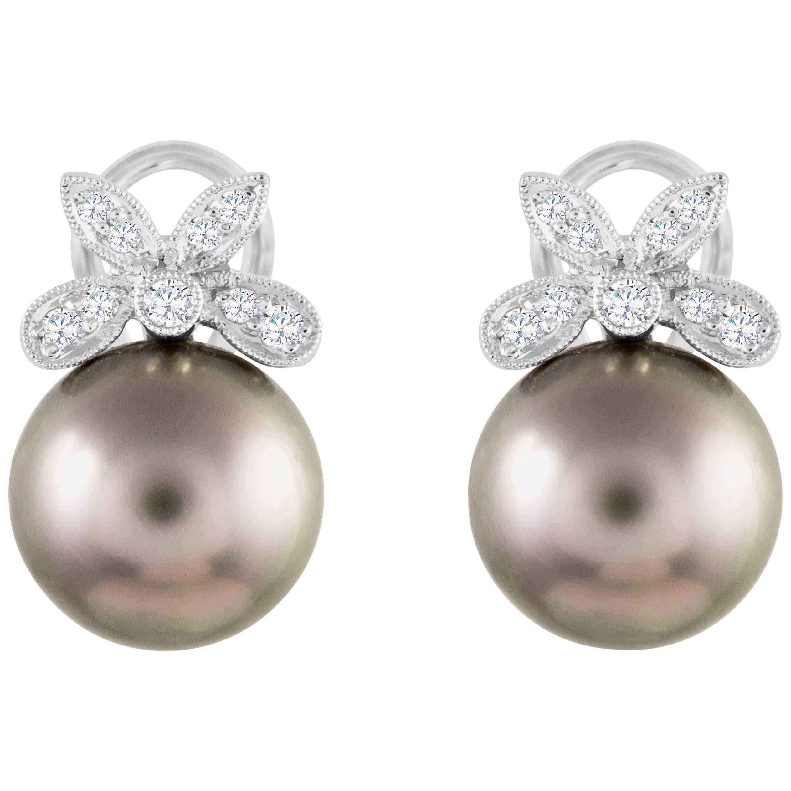 Clips d'oreilles Omega en perles noires de Tahiti et diamants en vente