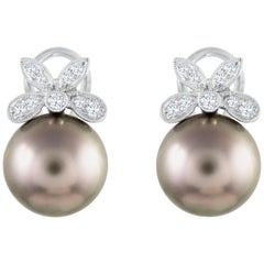 Clips d'oreilles Omega en perles noires de Tahiti et diamants