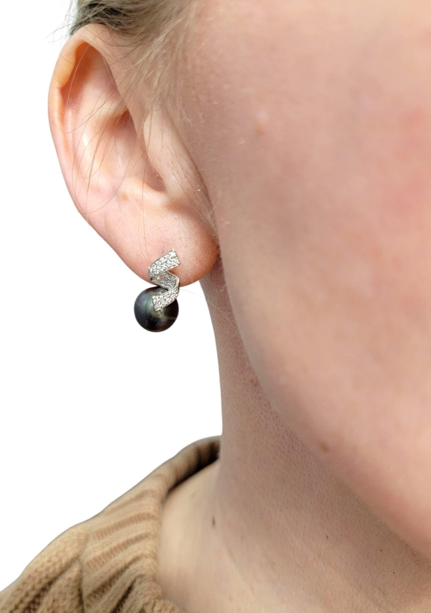 Pendientes de perla negra de Tahití y pavé de diamantes en oro blanco de 18 quilates en venta 4