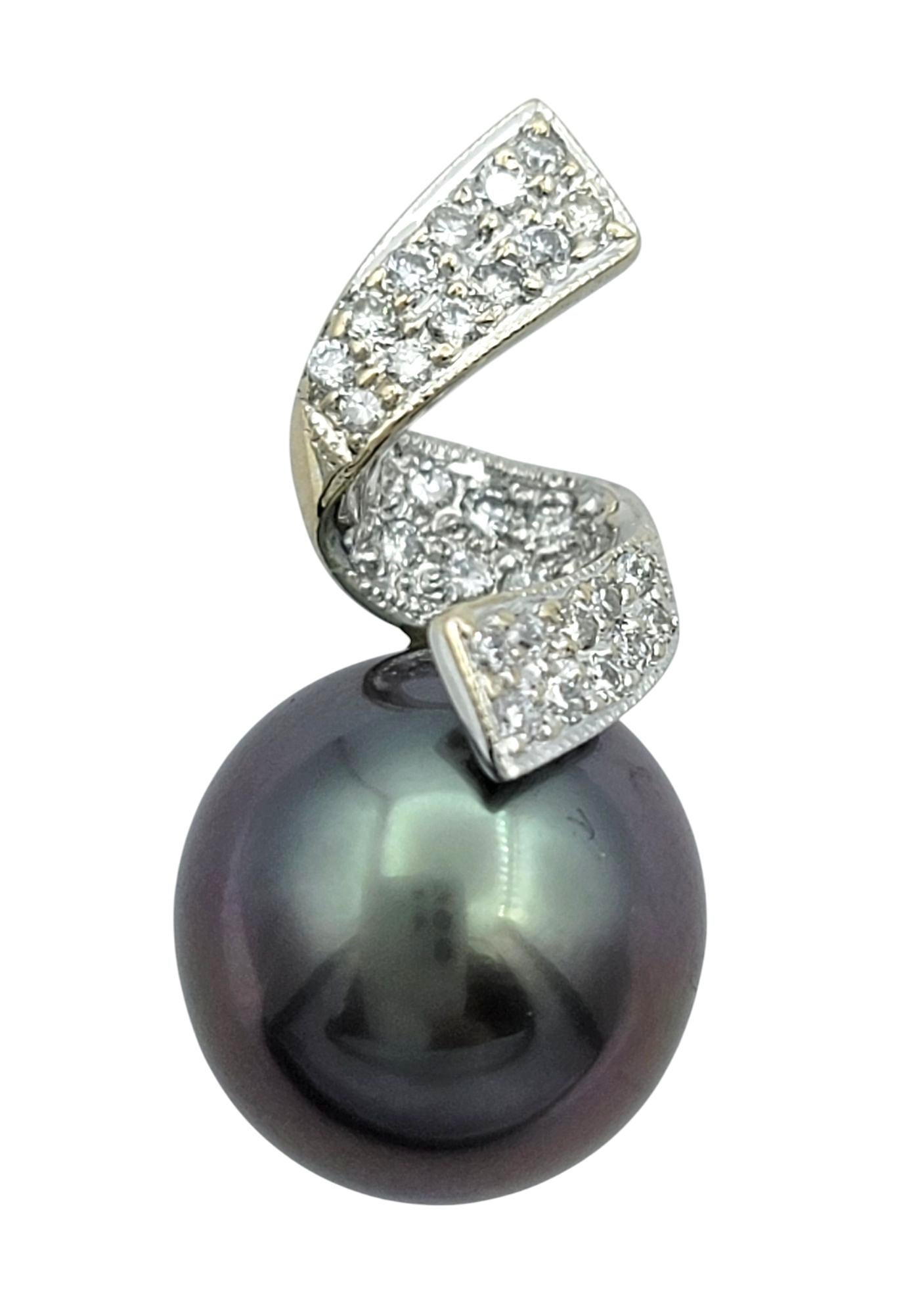 Pendientes de perla negra de Tahití y pavé de diamantes en oro blanco de 18 quilates Contemporáneo en venta